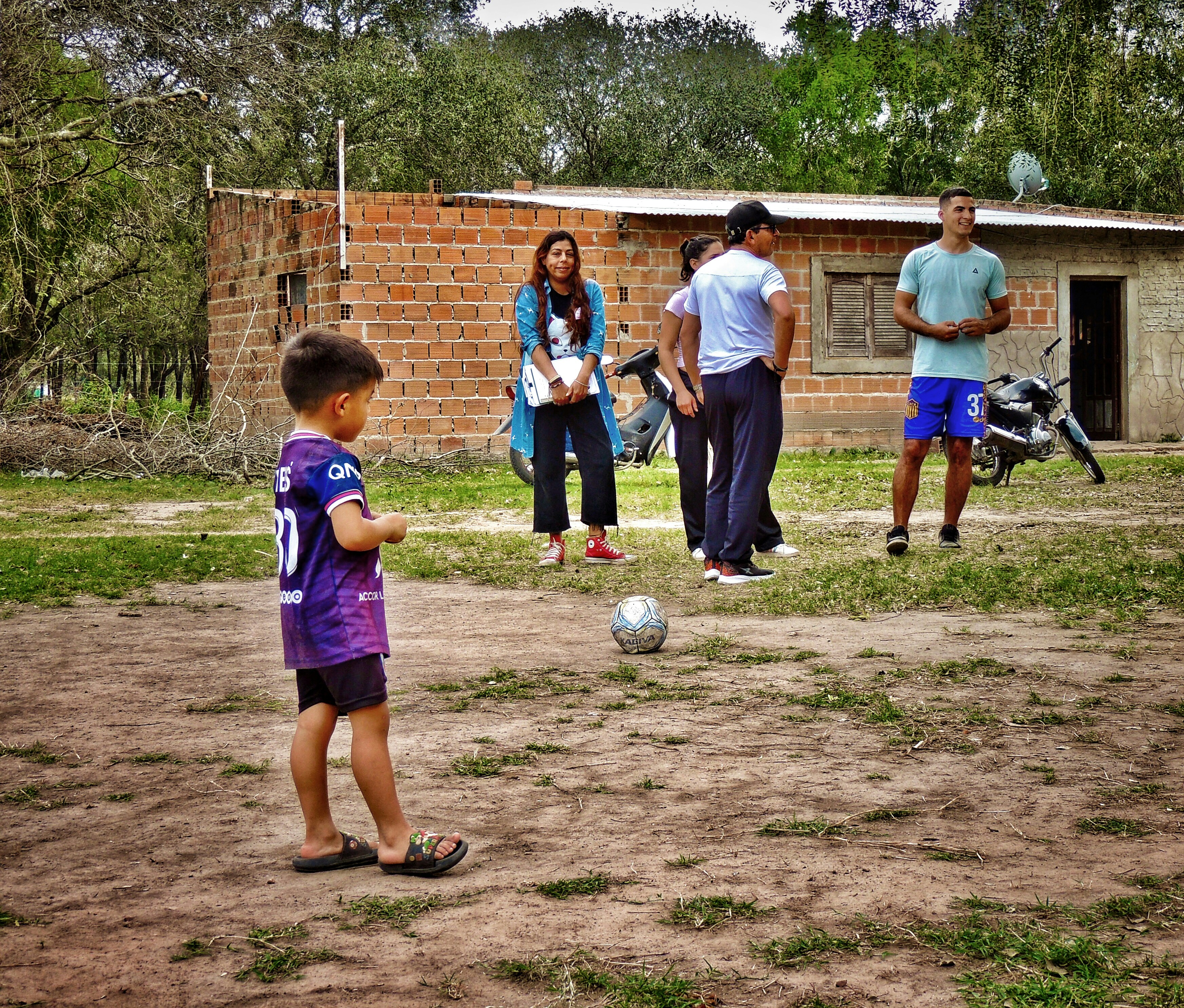 Aficionados viendo un partido en un bar deportivo