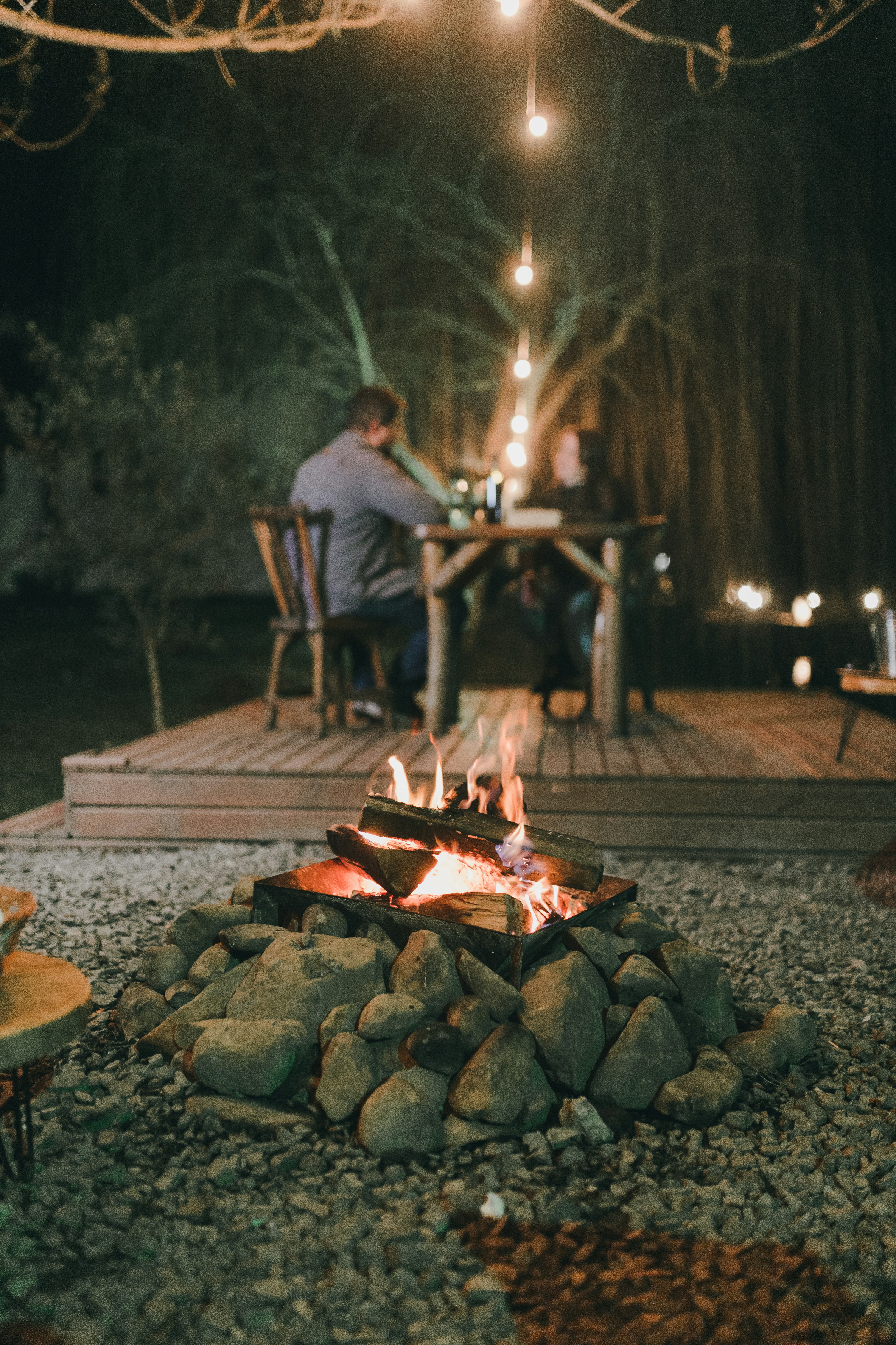 Un hombre sentado en una mesa junto a una fogata foto – Imagen de Hombre  gratuita en Unsplash, image size:3000x4500