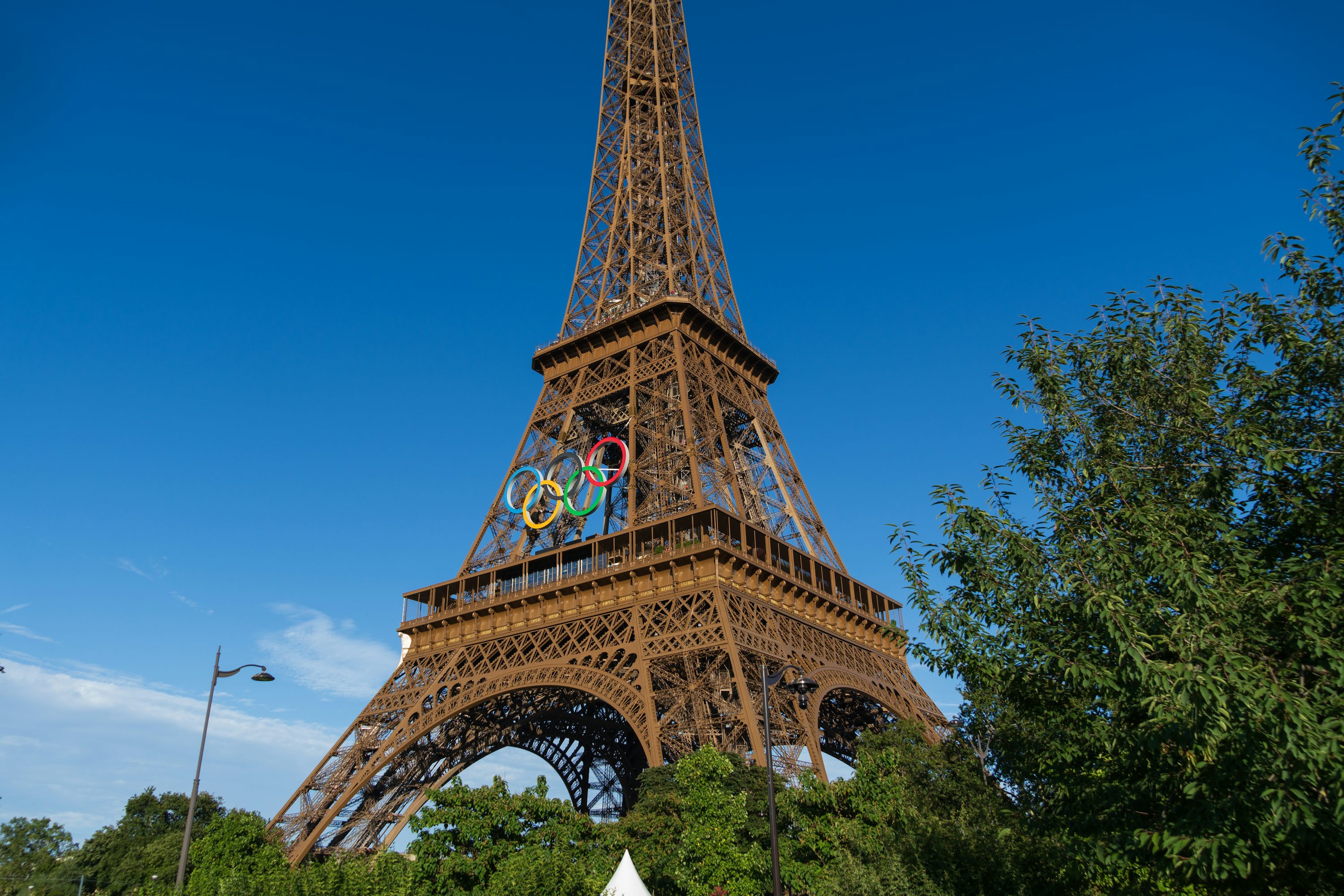 La tour Eiffel est très haute et porte une horloge