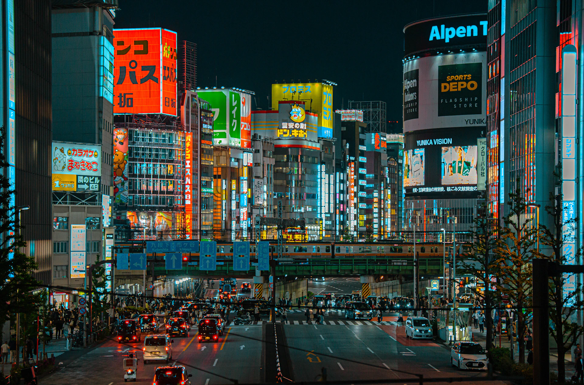 A city street filled with lots of traffic at night