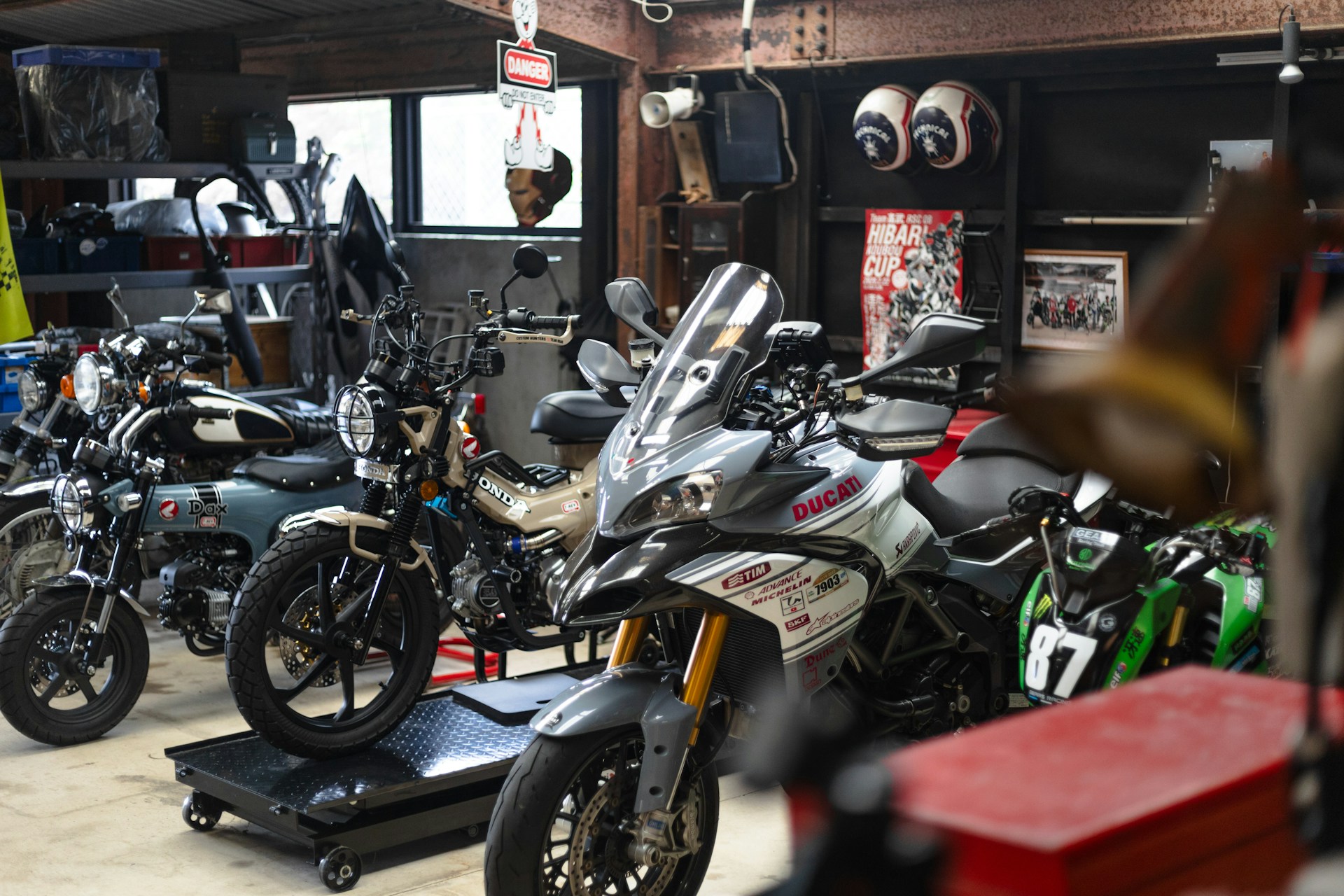 A room filled with lots of different motorcycles