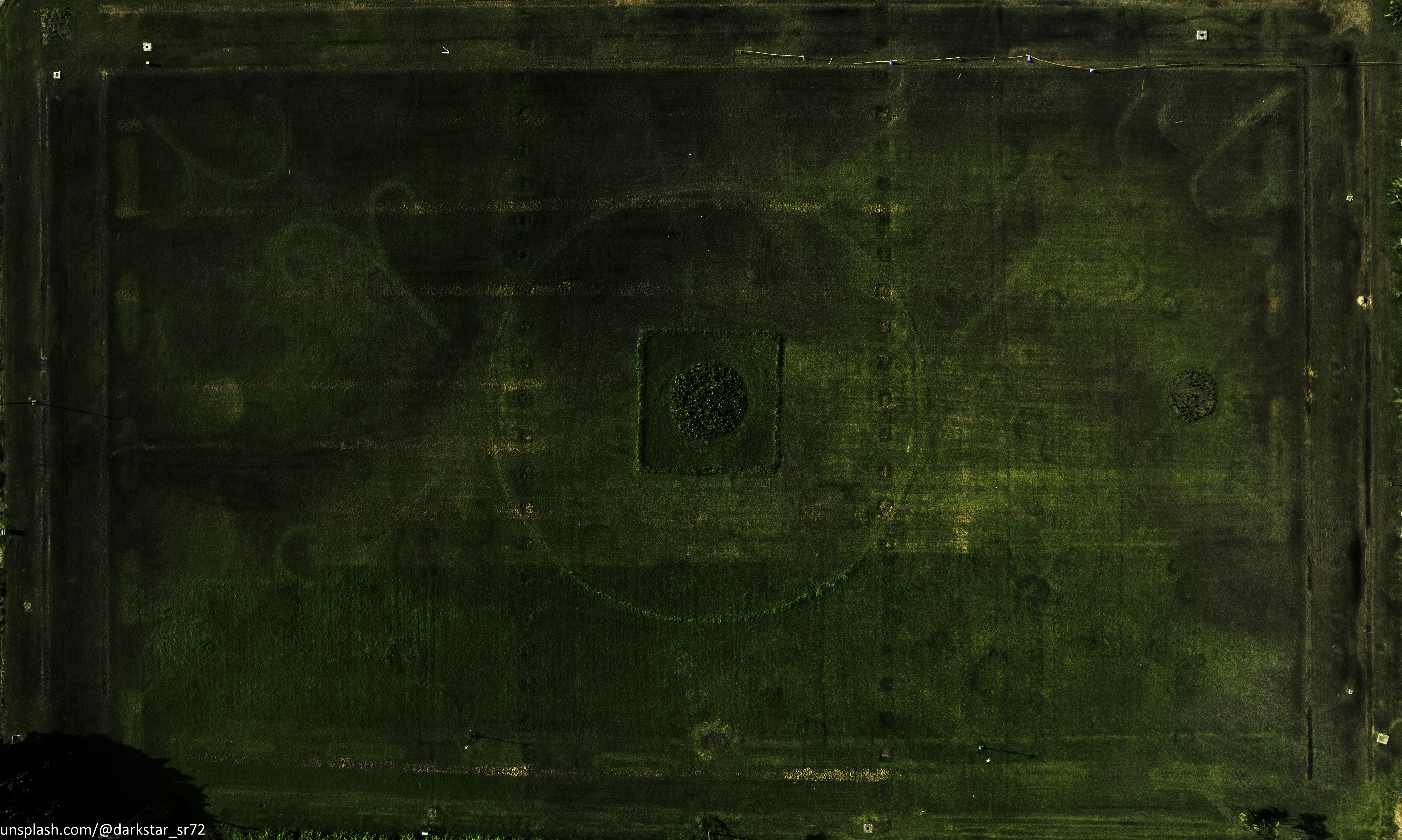 Pizarra táctica con esquema de fútbol y movimientos marcados