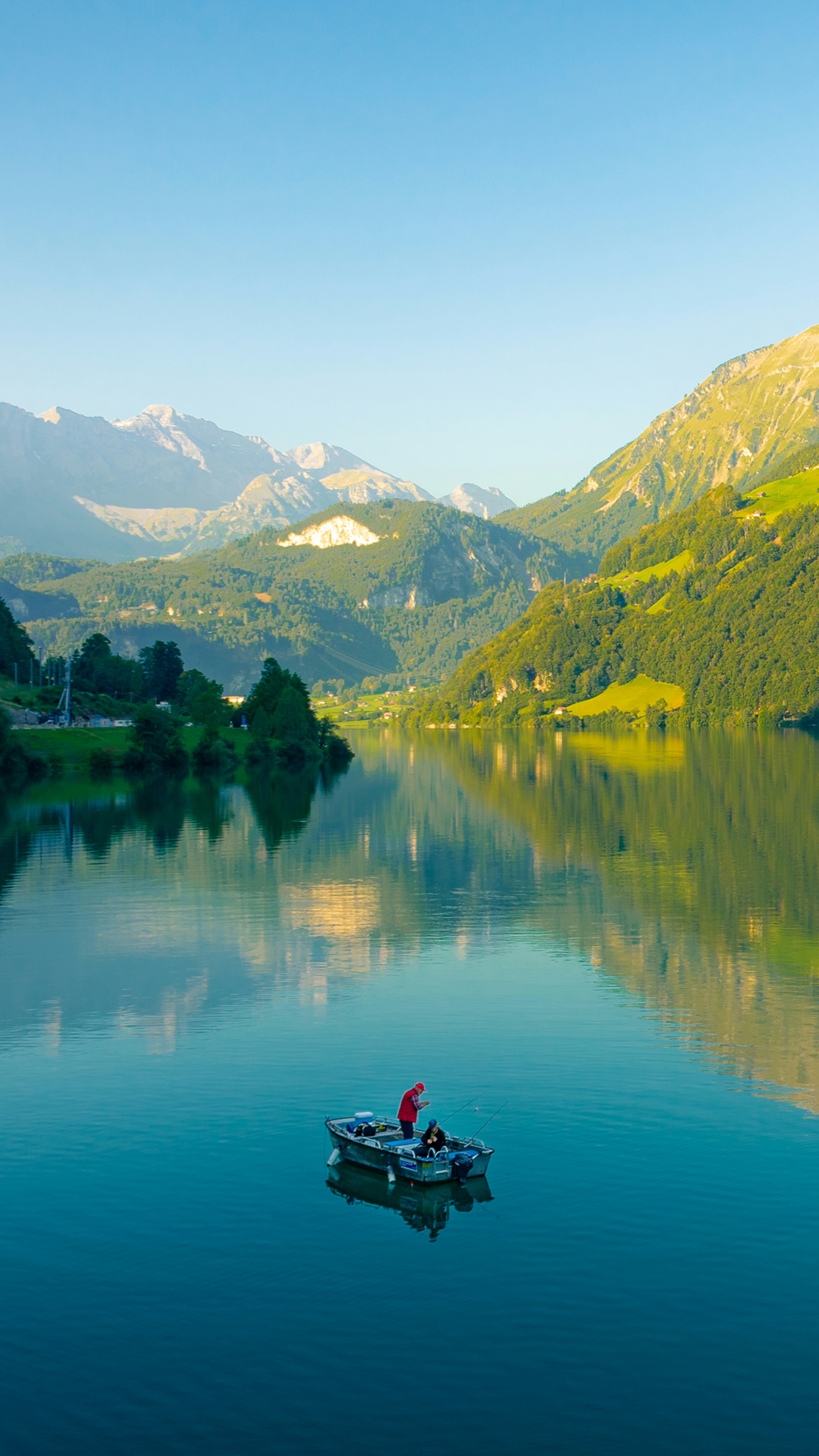Ein kleines Boot, das auf einem See schwimmt, der von Bergen umgeben ist