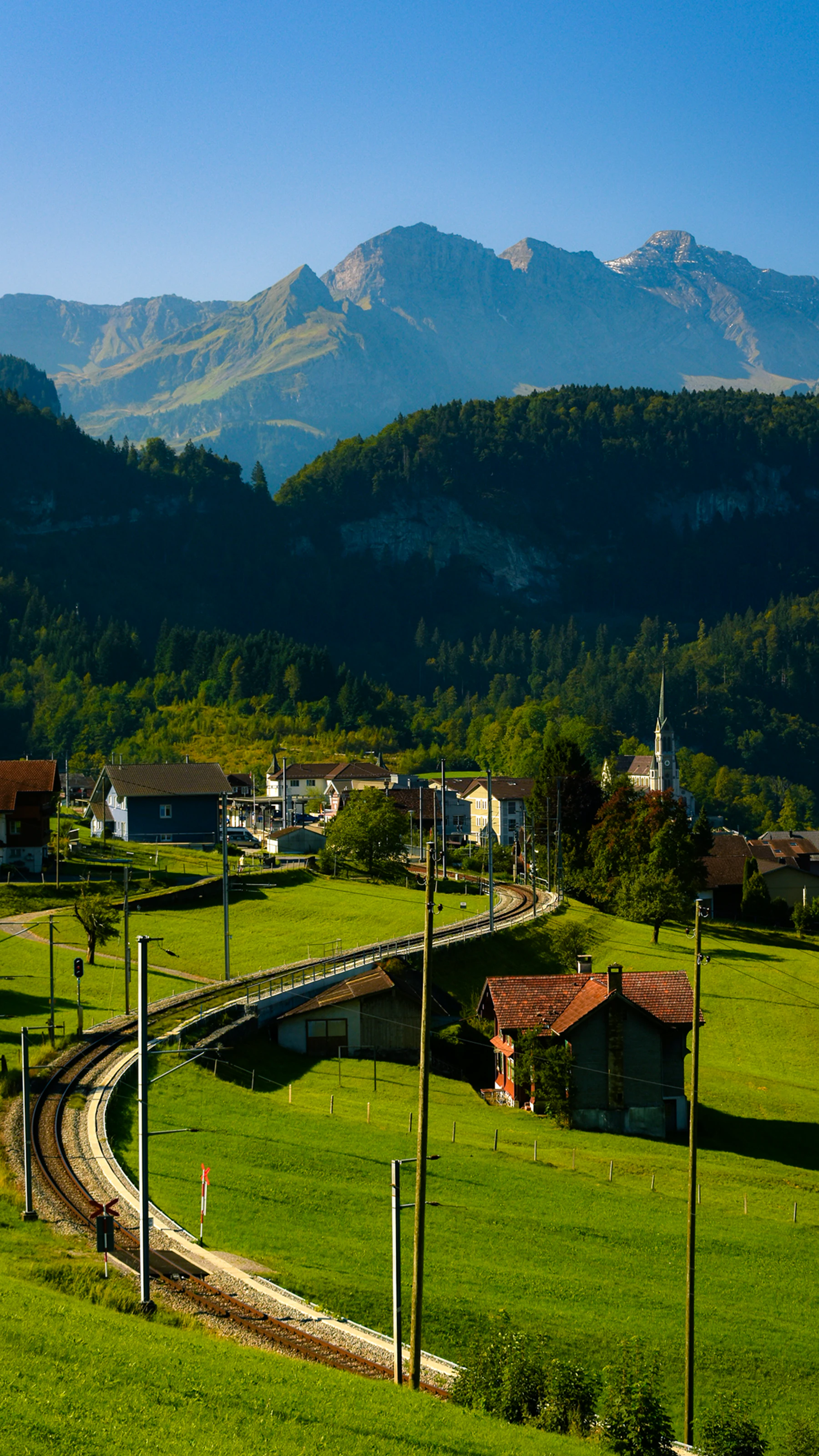 Alpines Dorf im Stubaital vor Berggipfeln