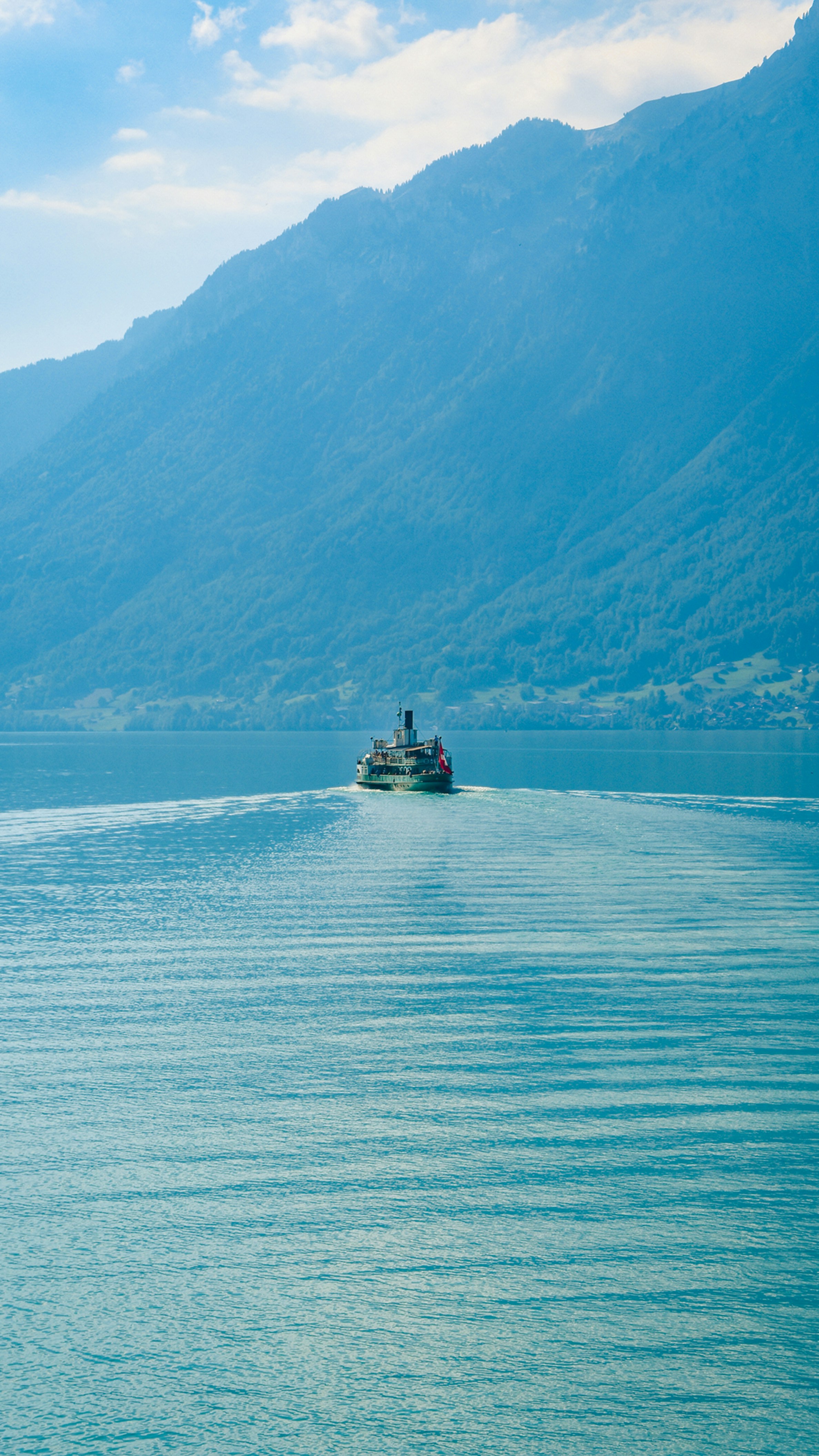 Ein kleines Boot inmitten eines großen Gewässers