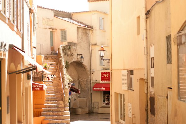 A narrow lane and steps in the old town — Saint-Tropez, France