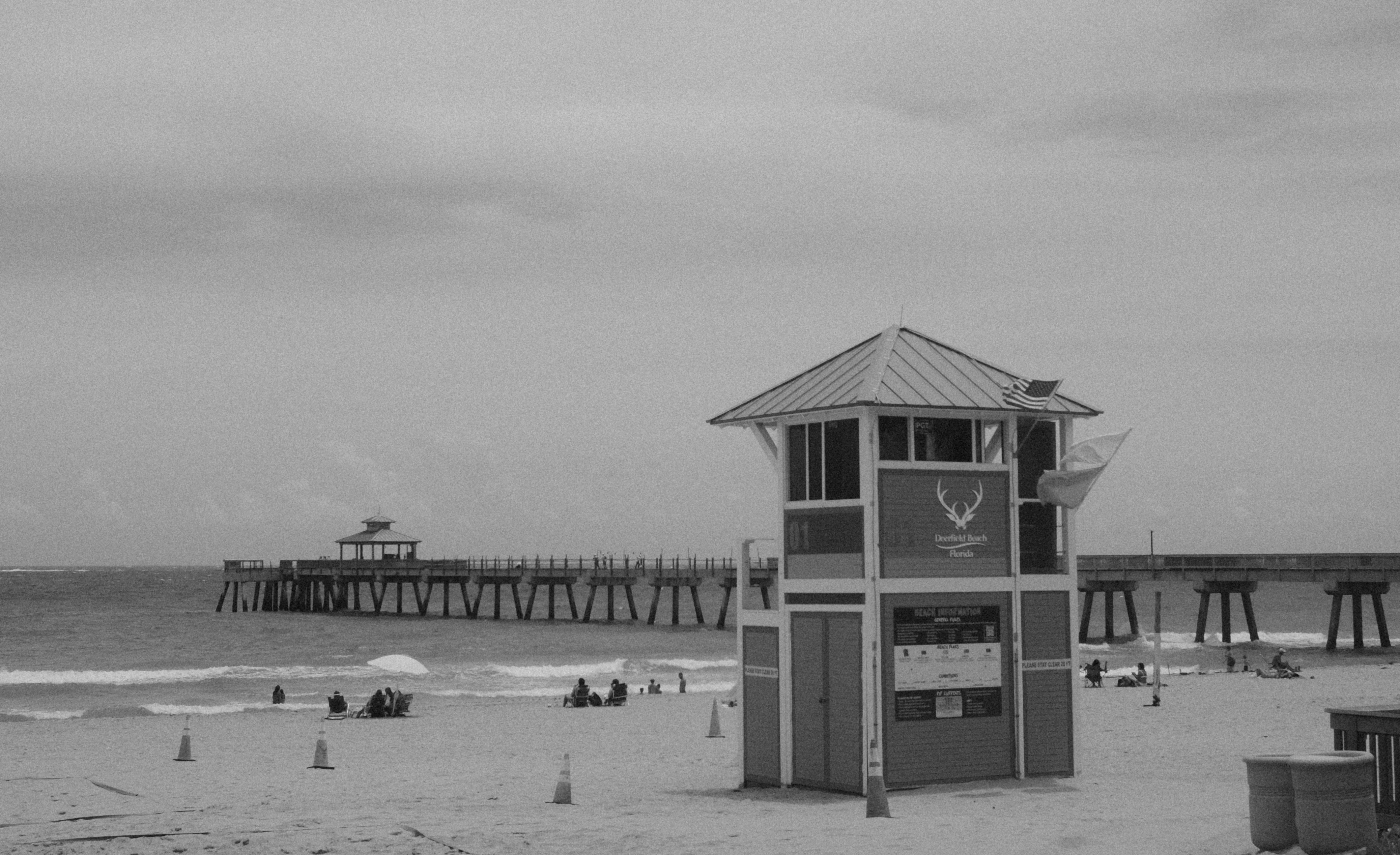 Una foto in bianco e nero di una torre di salvataggio sulla spiaggia