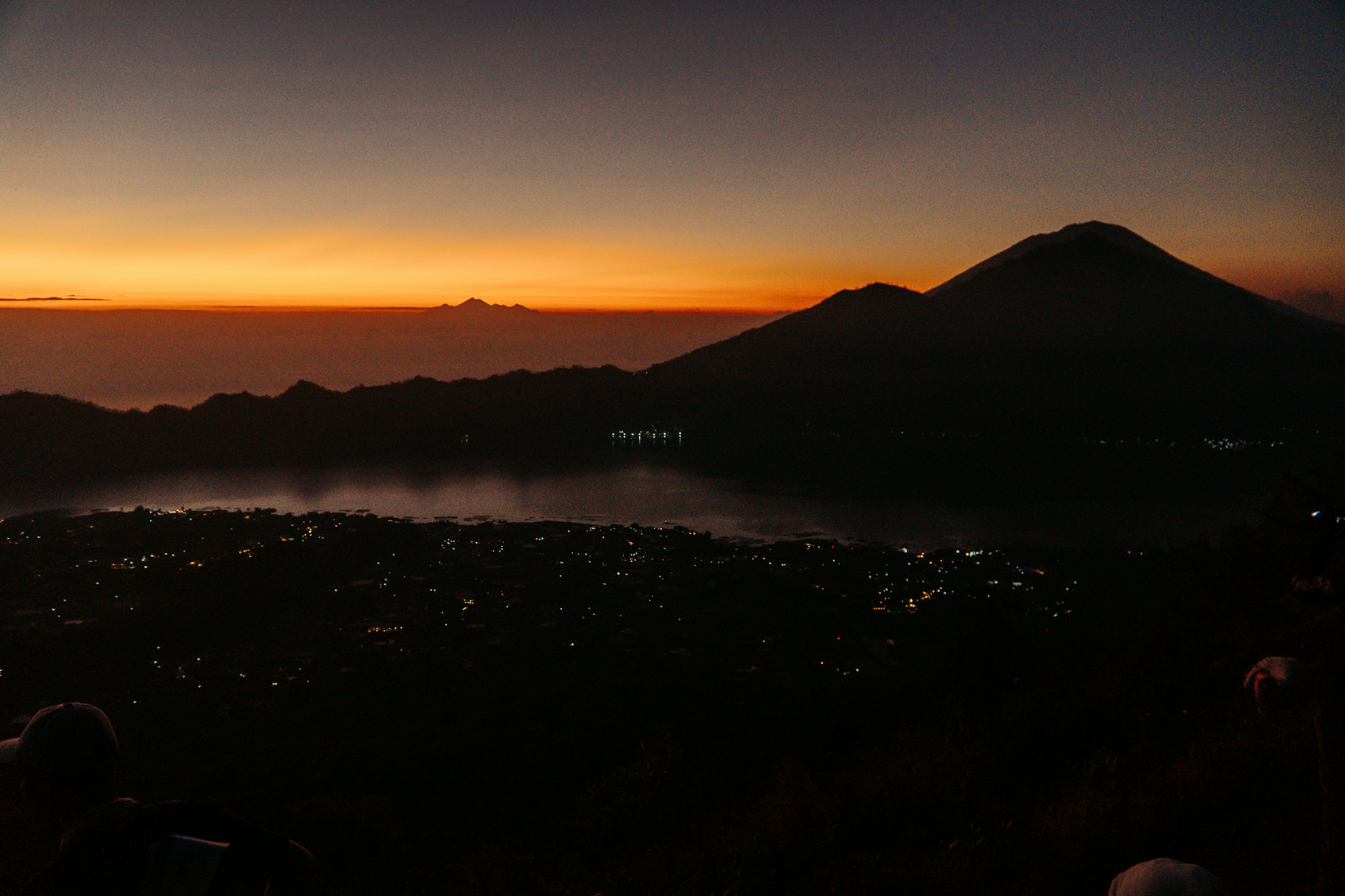 Un groupe de personnes debout au sommet d’une montagne