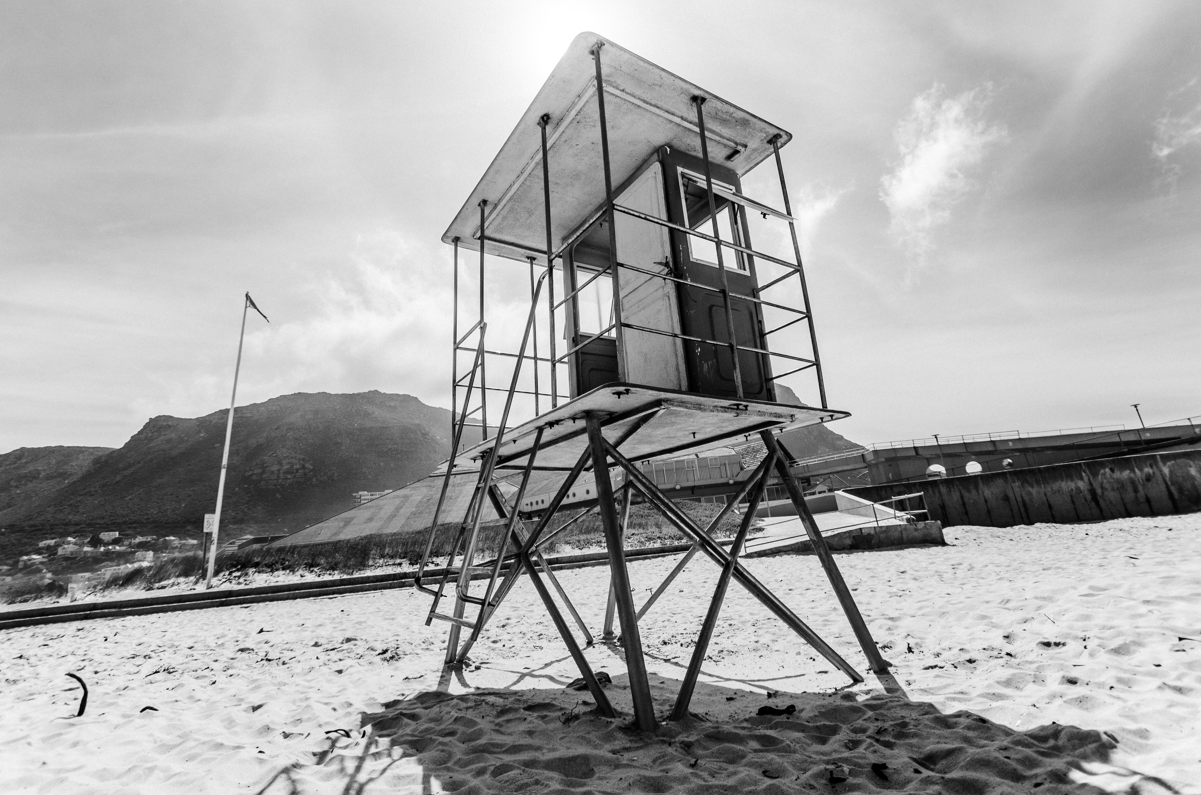 A lifeguard tower sitting on top of a sandy beach