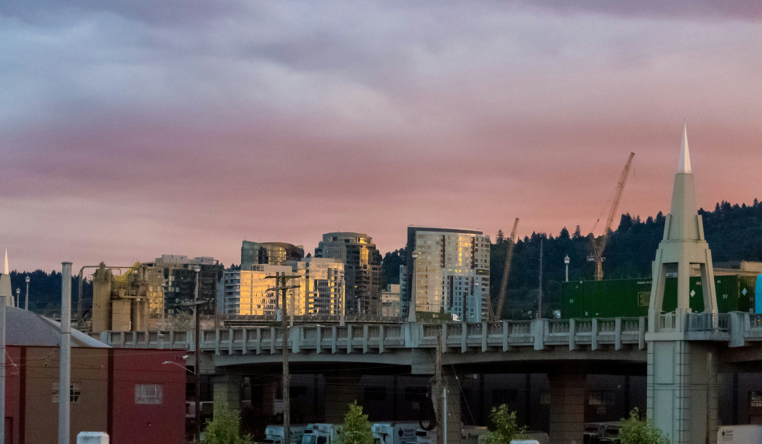 Uma ponte sobre um corpo de água com uma cidade ao fundo