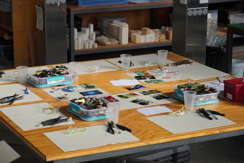 A wooden table topped with lots of legos