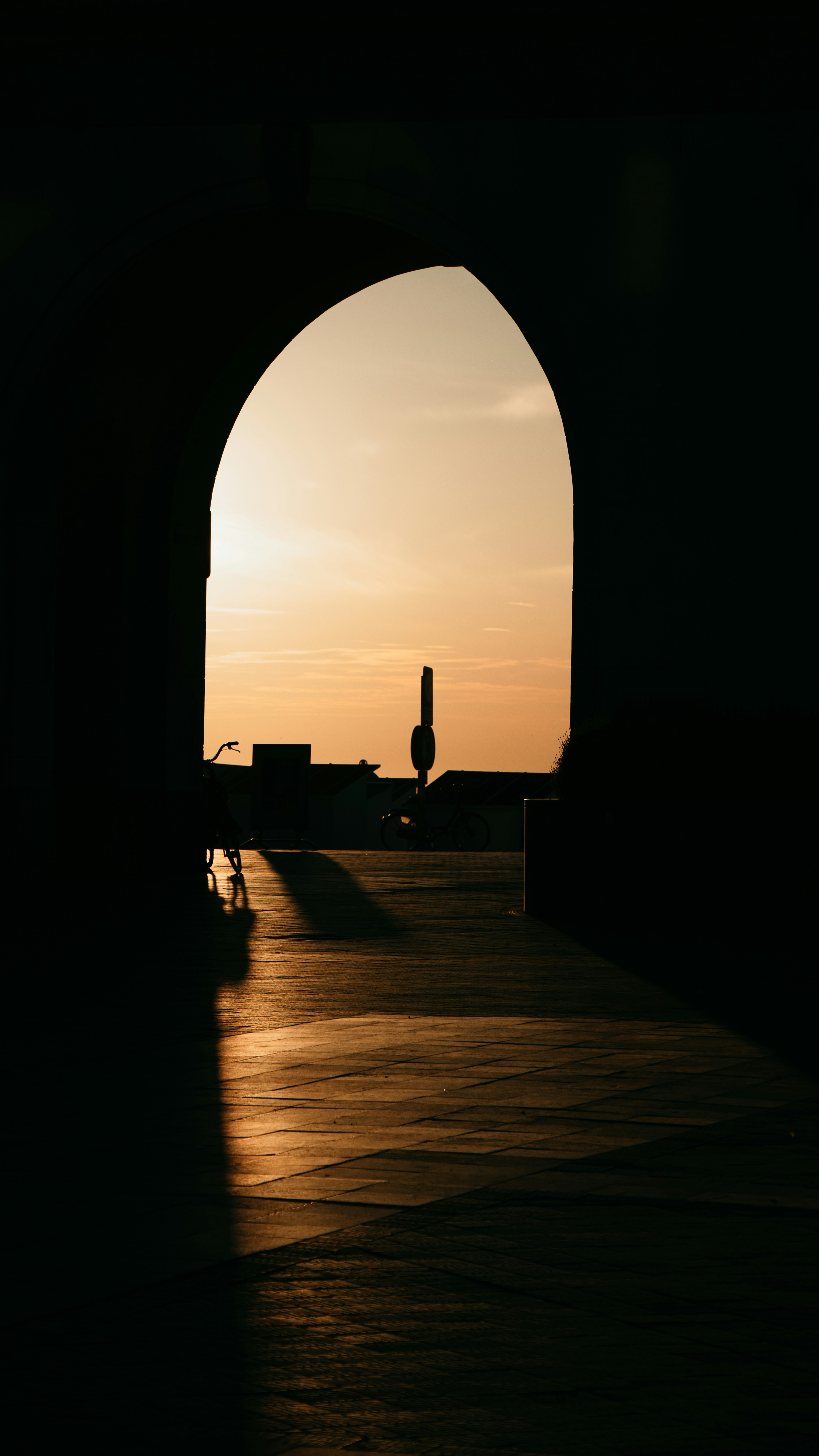 Silhouette d’une personne marchant dans un tunnel