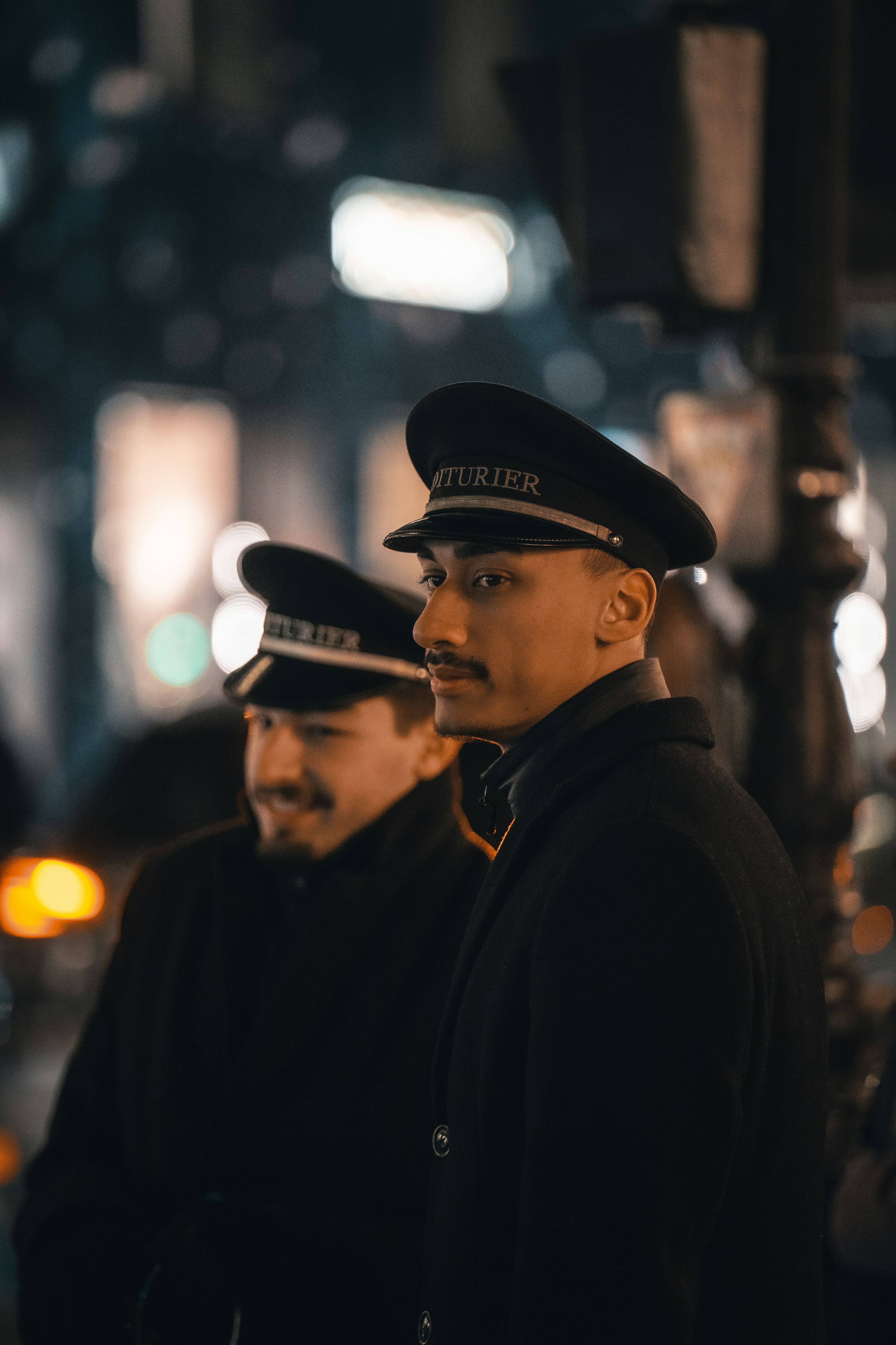 Quelques hommes debout l’un à côté de l’autre