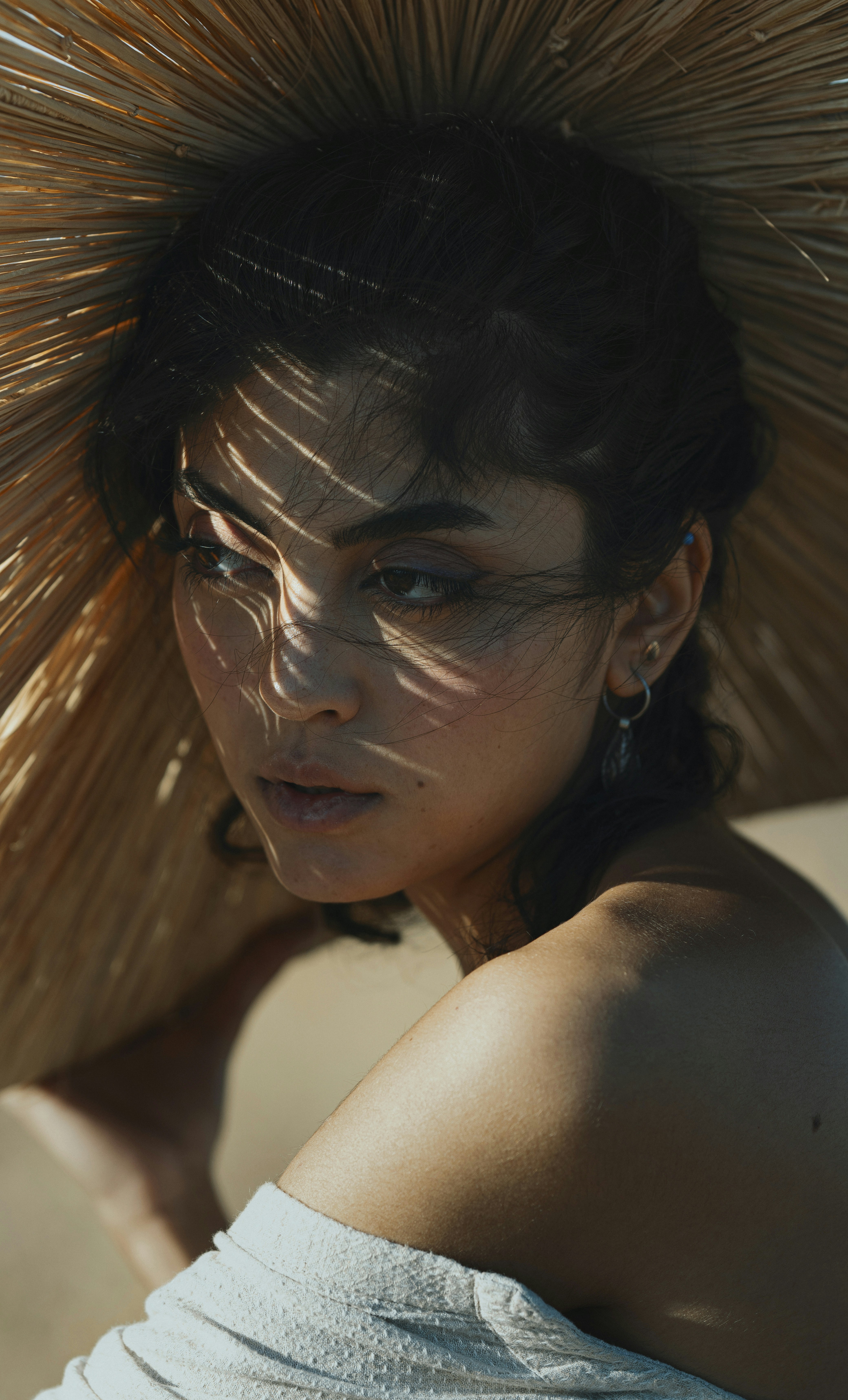 Una mujer con un gran sombrero de paja en la cabeza