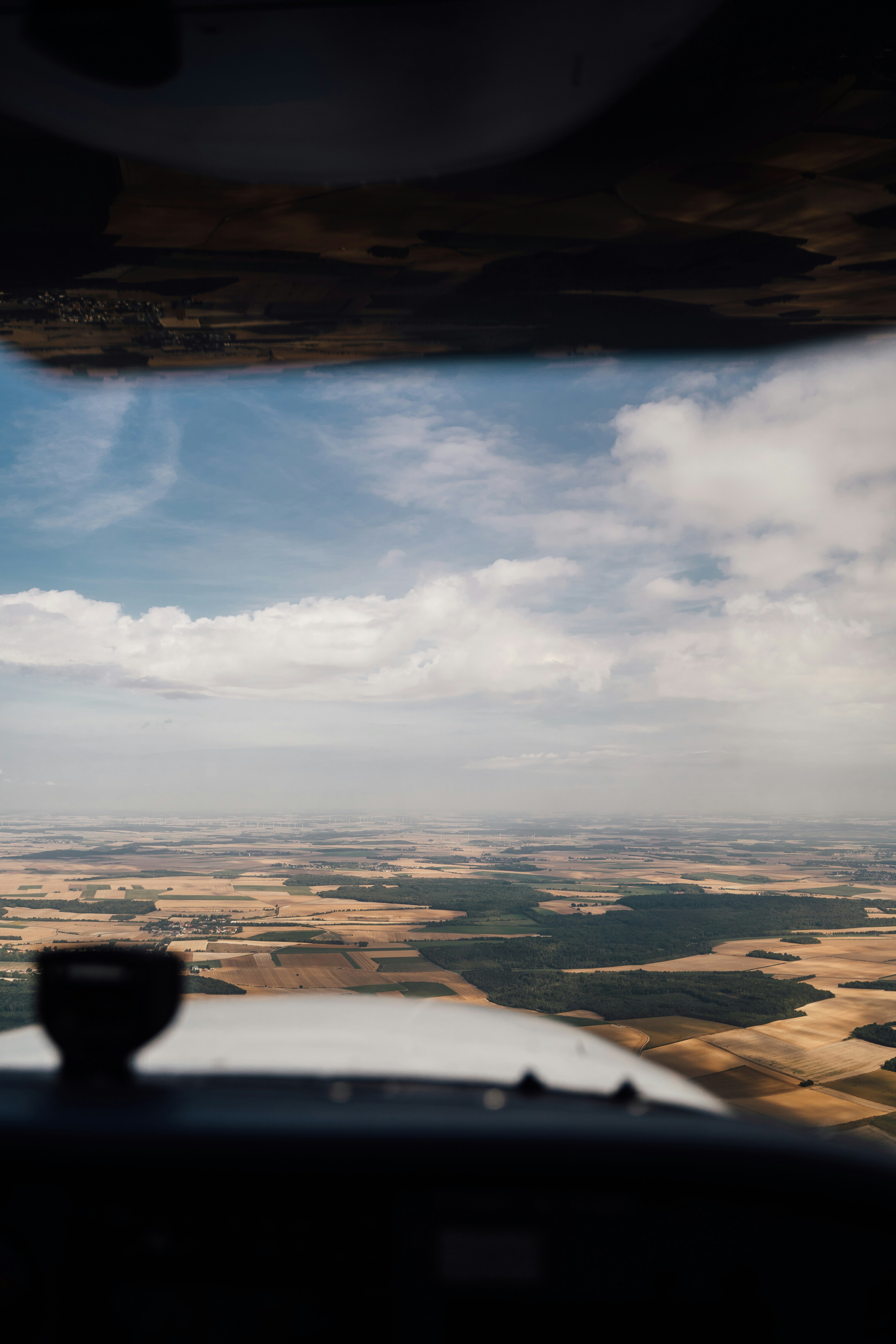 Ansicht eines Feldes von einer Ebene aus