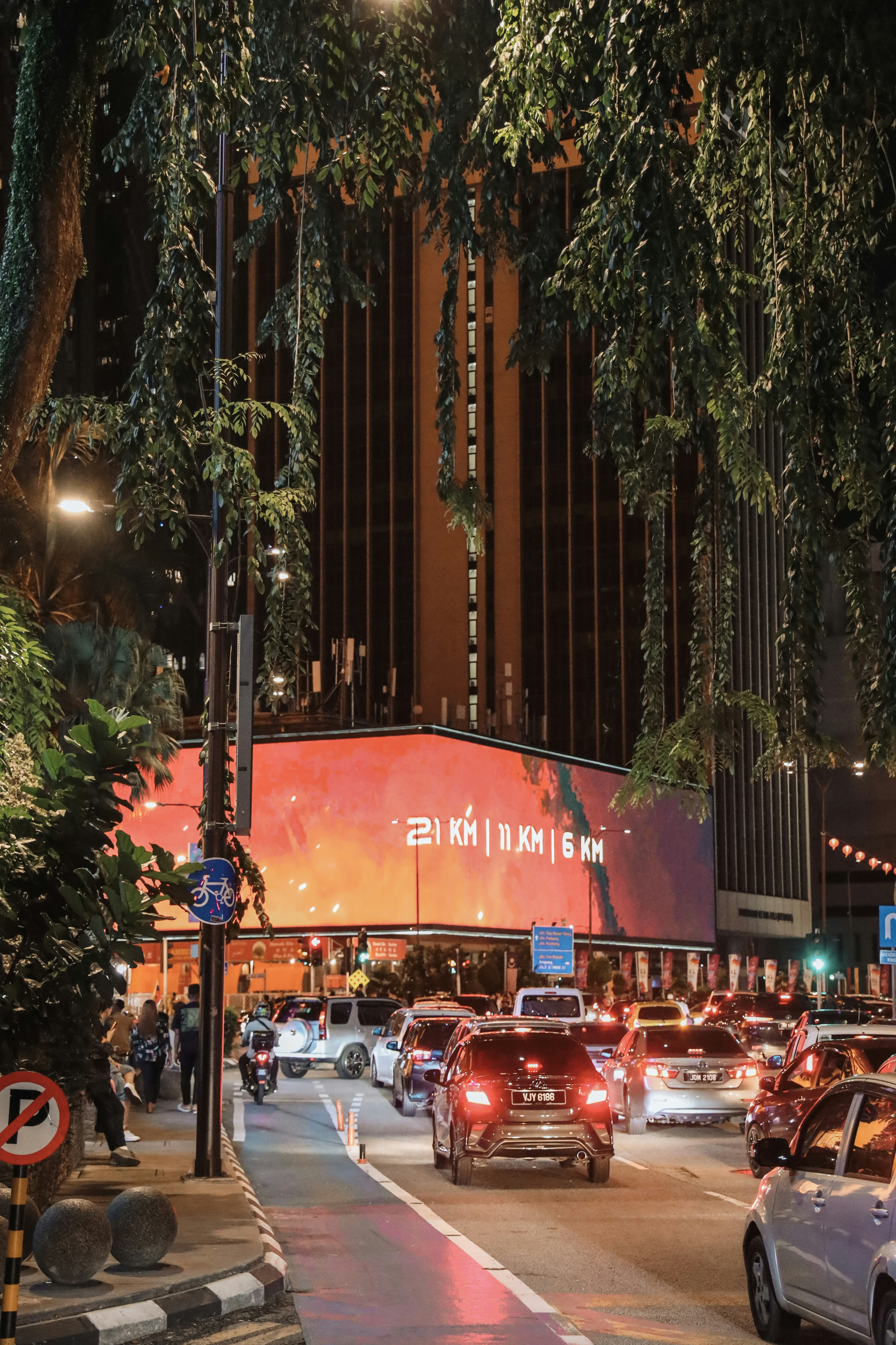 A city street filled with lots of traffic at night