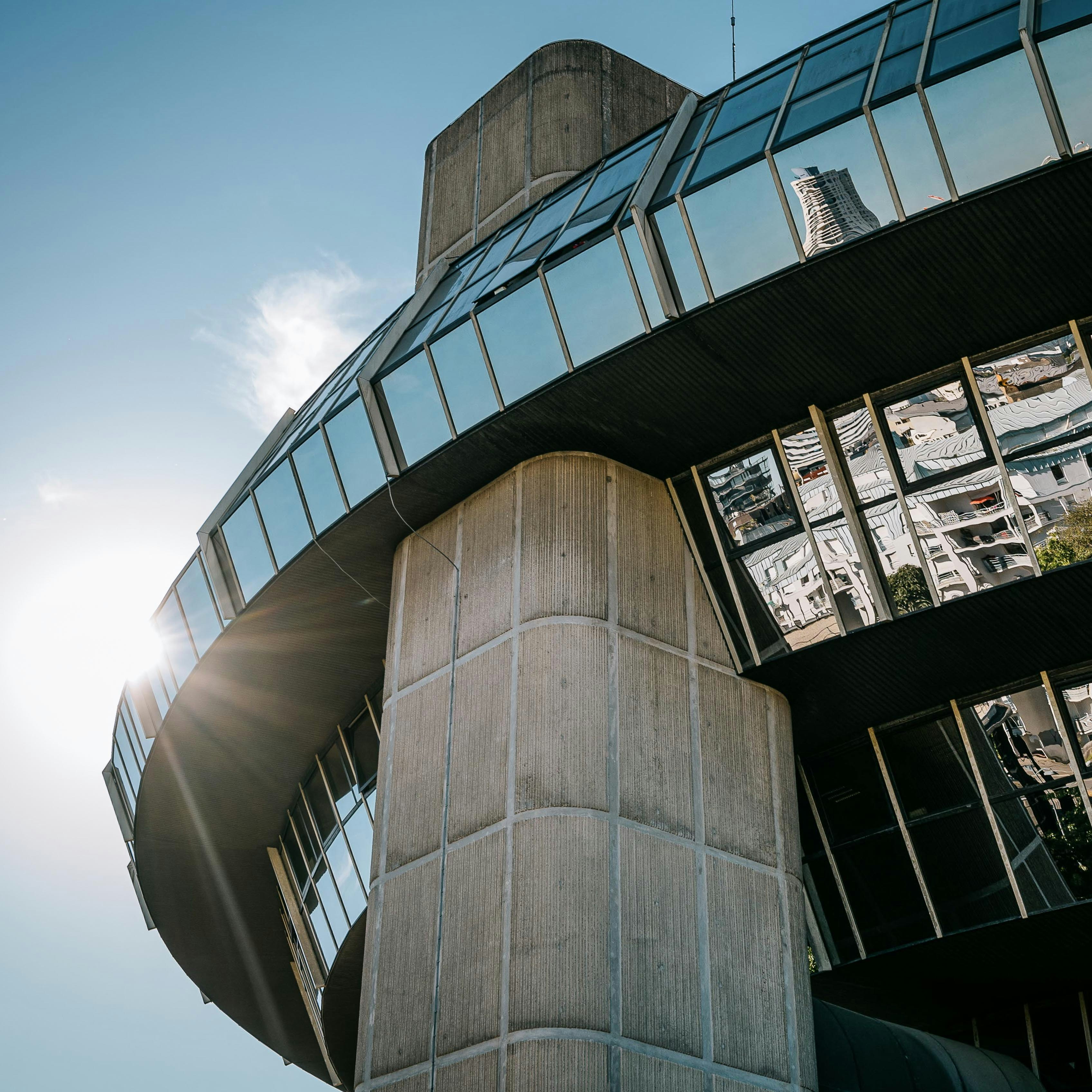 Ein sehr hohes Gebäude mit vielen Fenstern