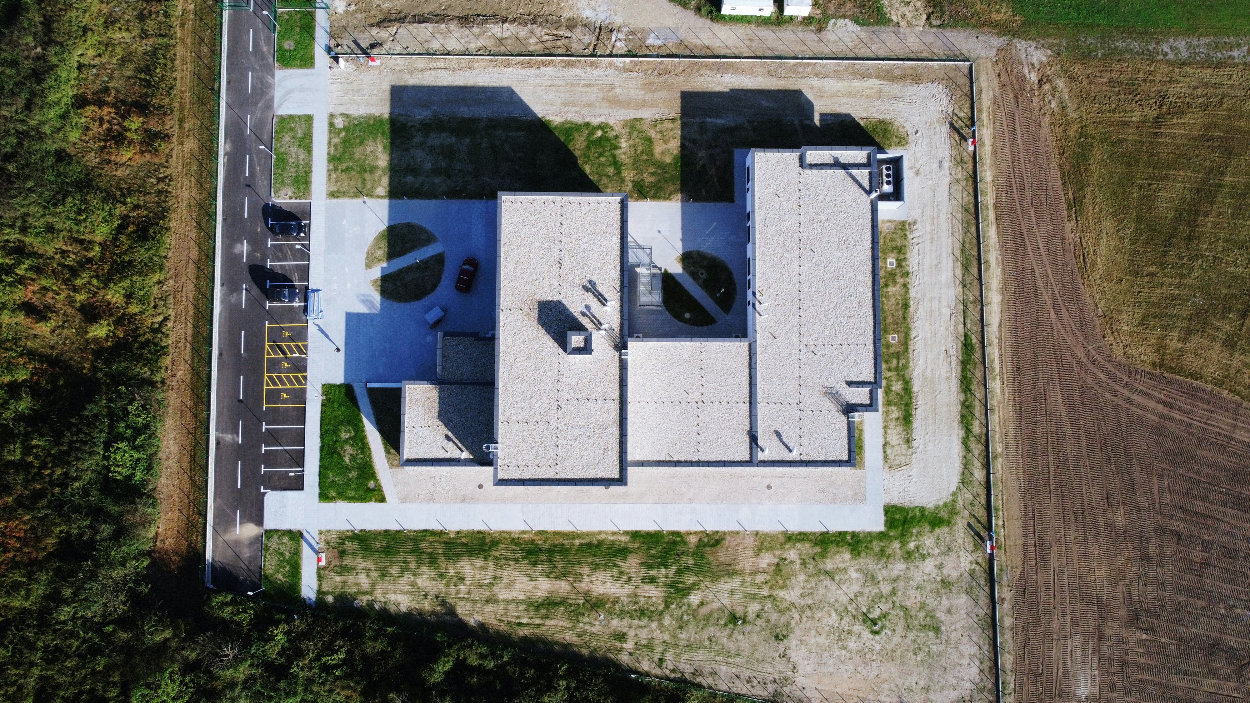 An aerial view of a house in the middle of a field