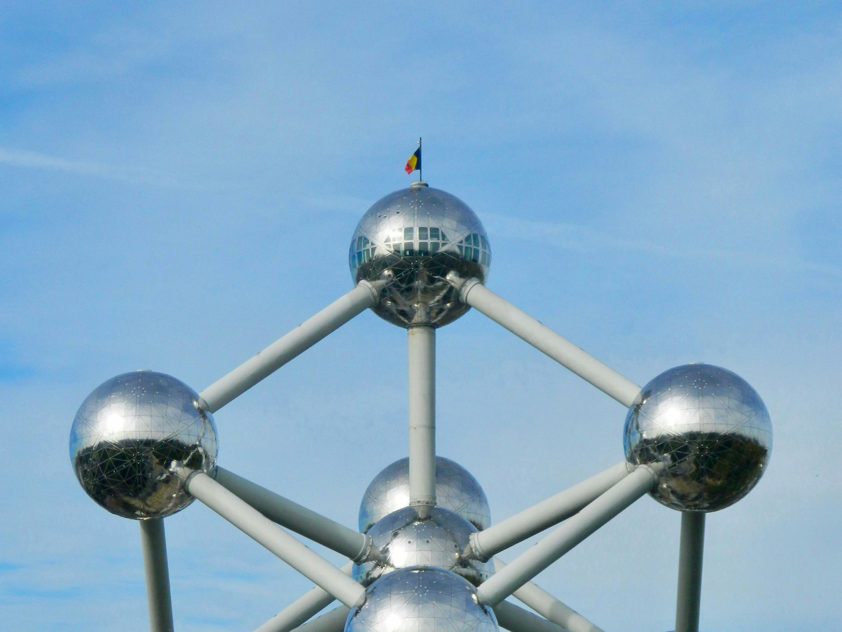 Belçika bayrağı, pasaport ve vize belgelerinin yanında Belçika'ya göç ve oturum izni süreçlerini temsil eden konsept görsel.