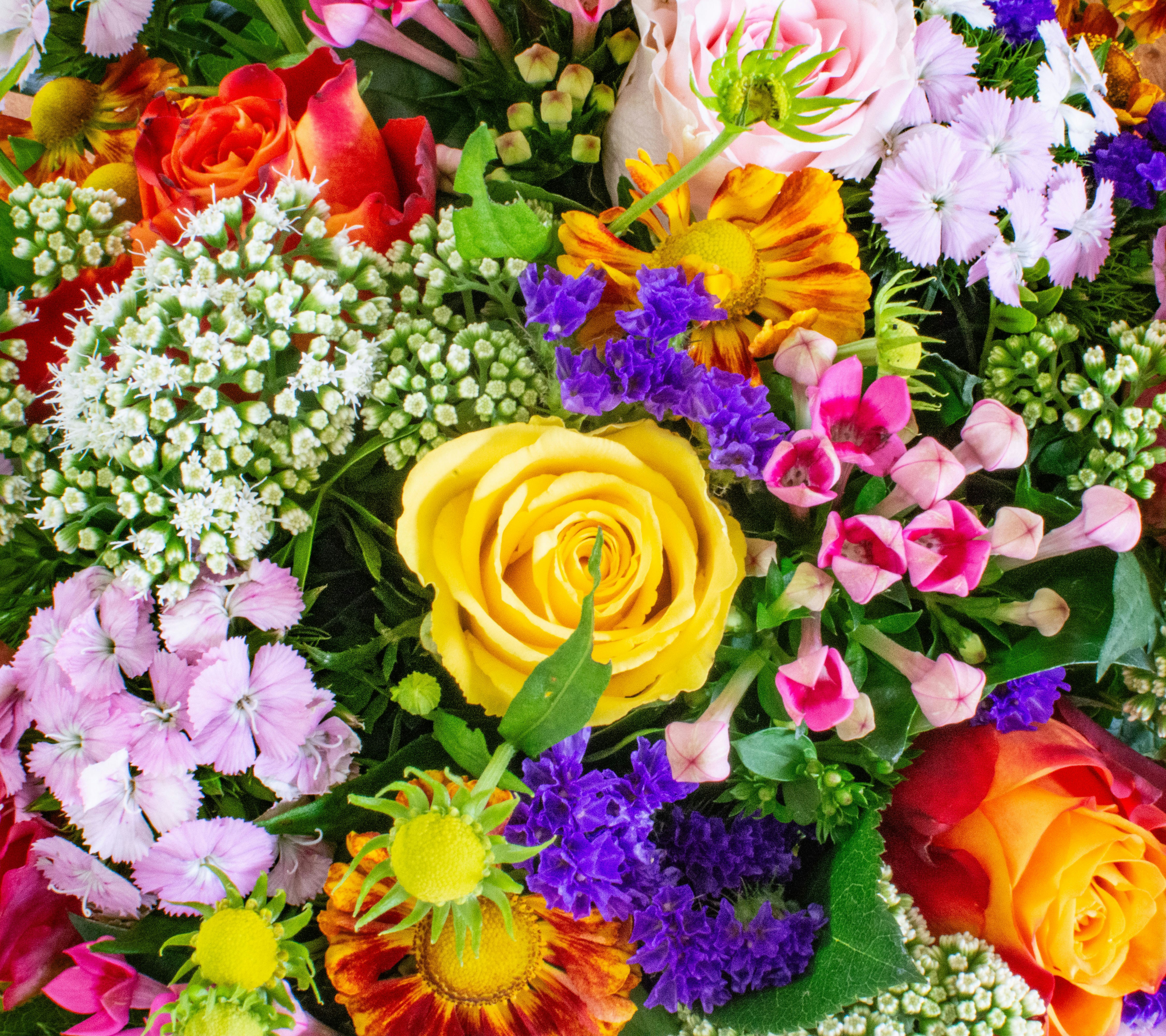 Un ramo de flores que están sobre una mesa