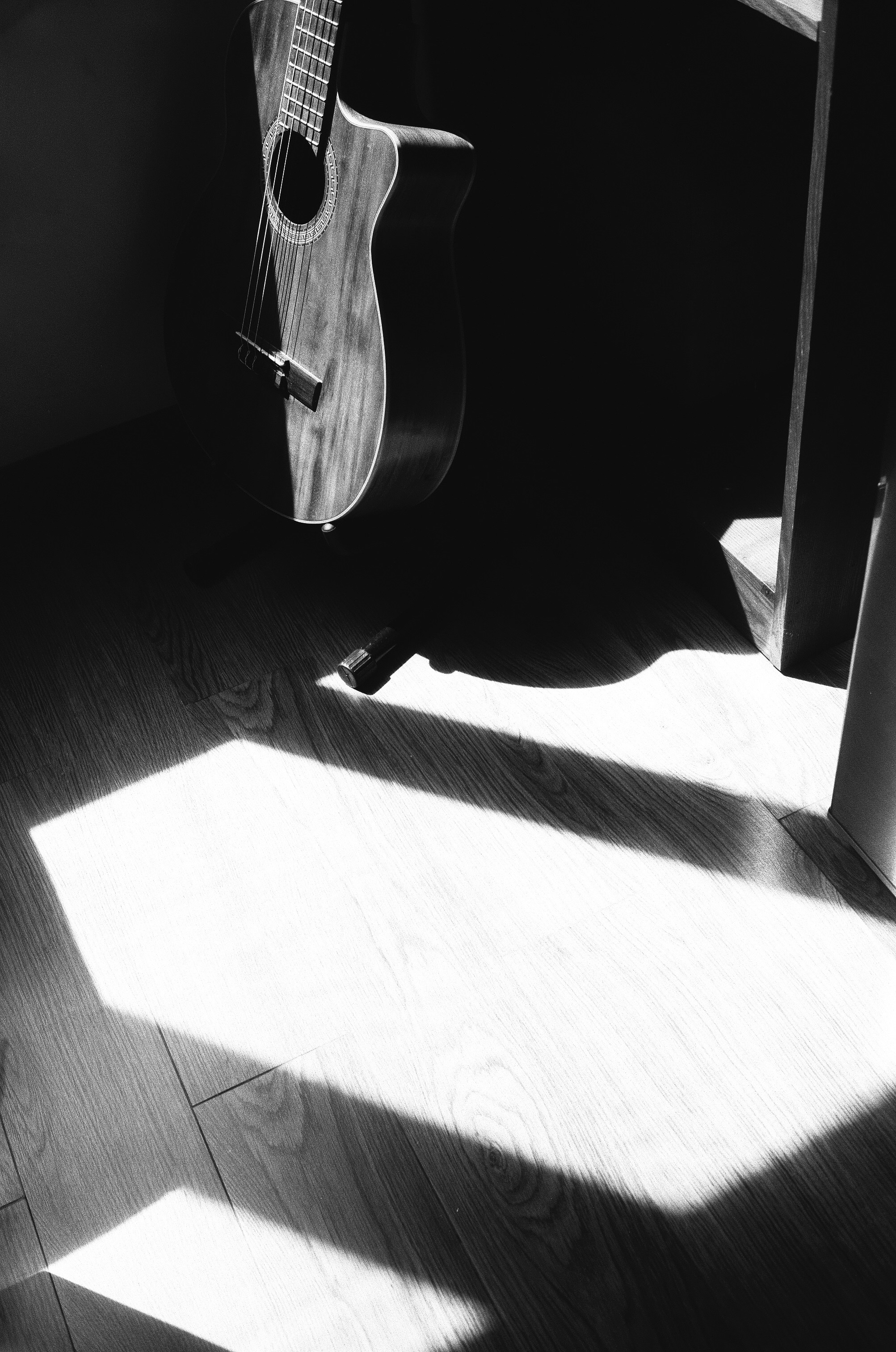 Una foto en blanco y negro de una guitarra foto – Imagen de Arte gratuita  en Unsplash, image size:3000x4525