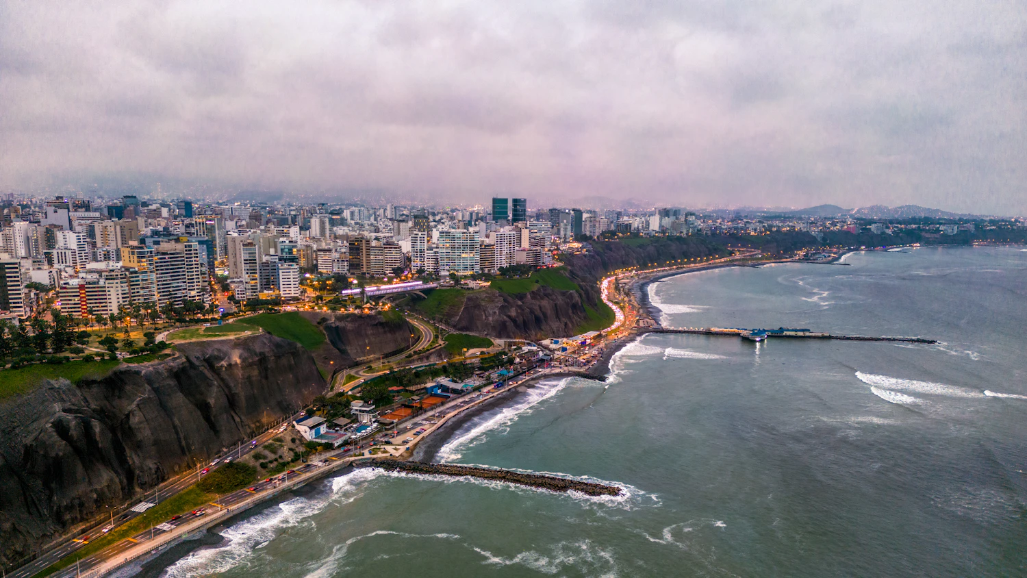 Costa Verde de Lima, Perú, con la ciudad y el océano Pacífico