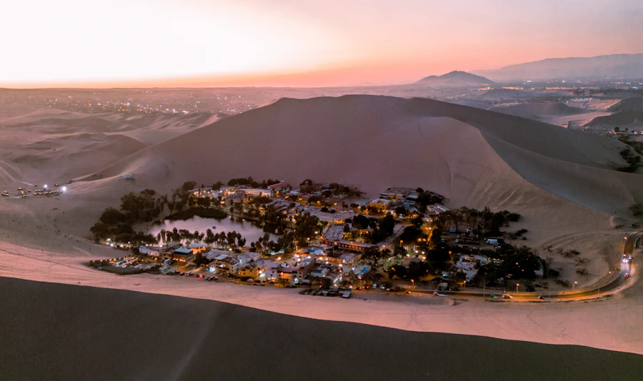 Oasis y dunas de Huacachina al atardecer