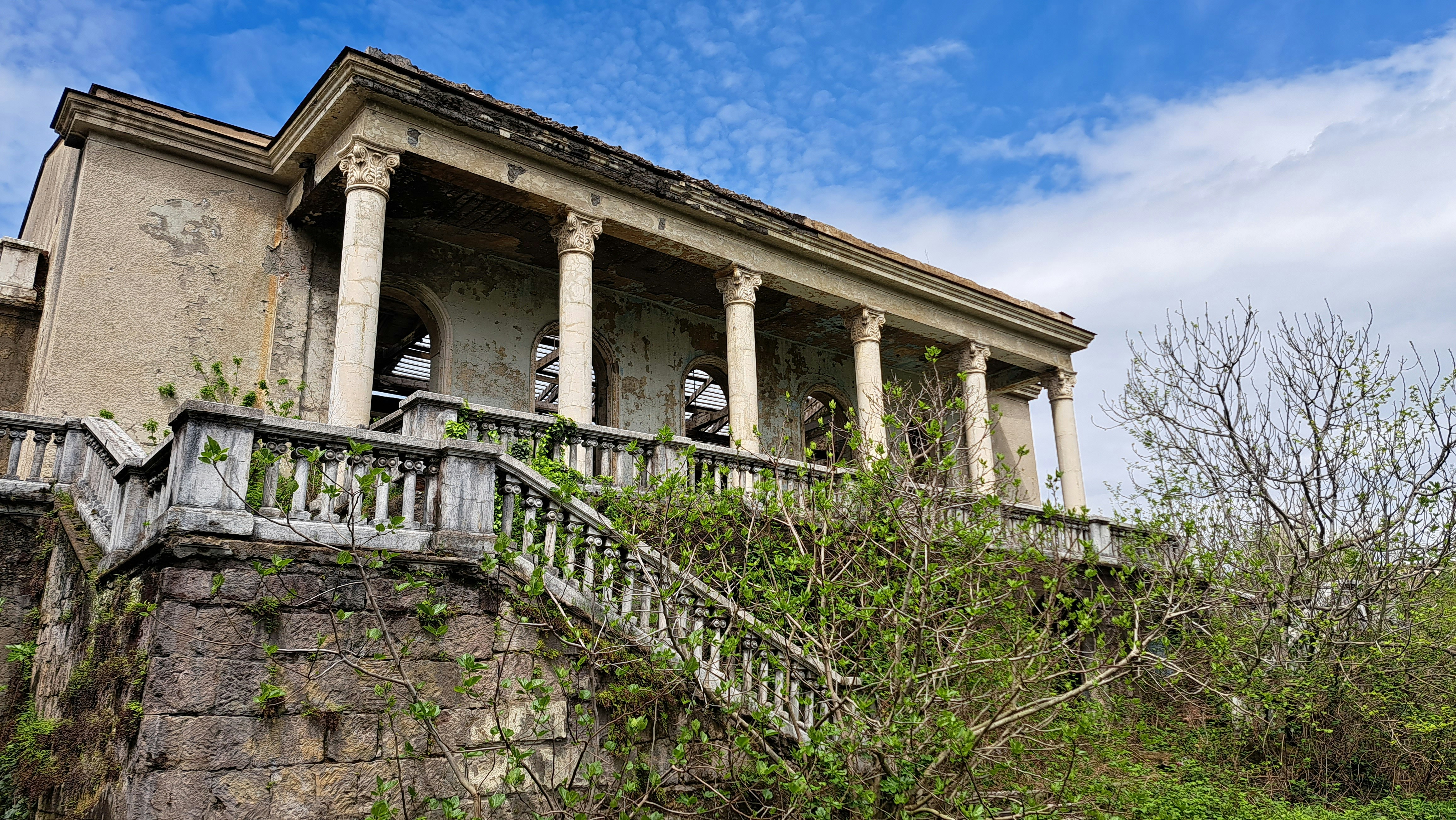 A large building with columns on the top of it