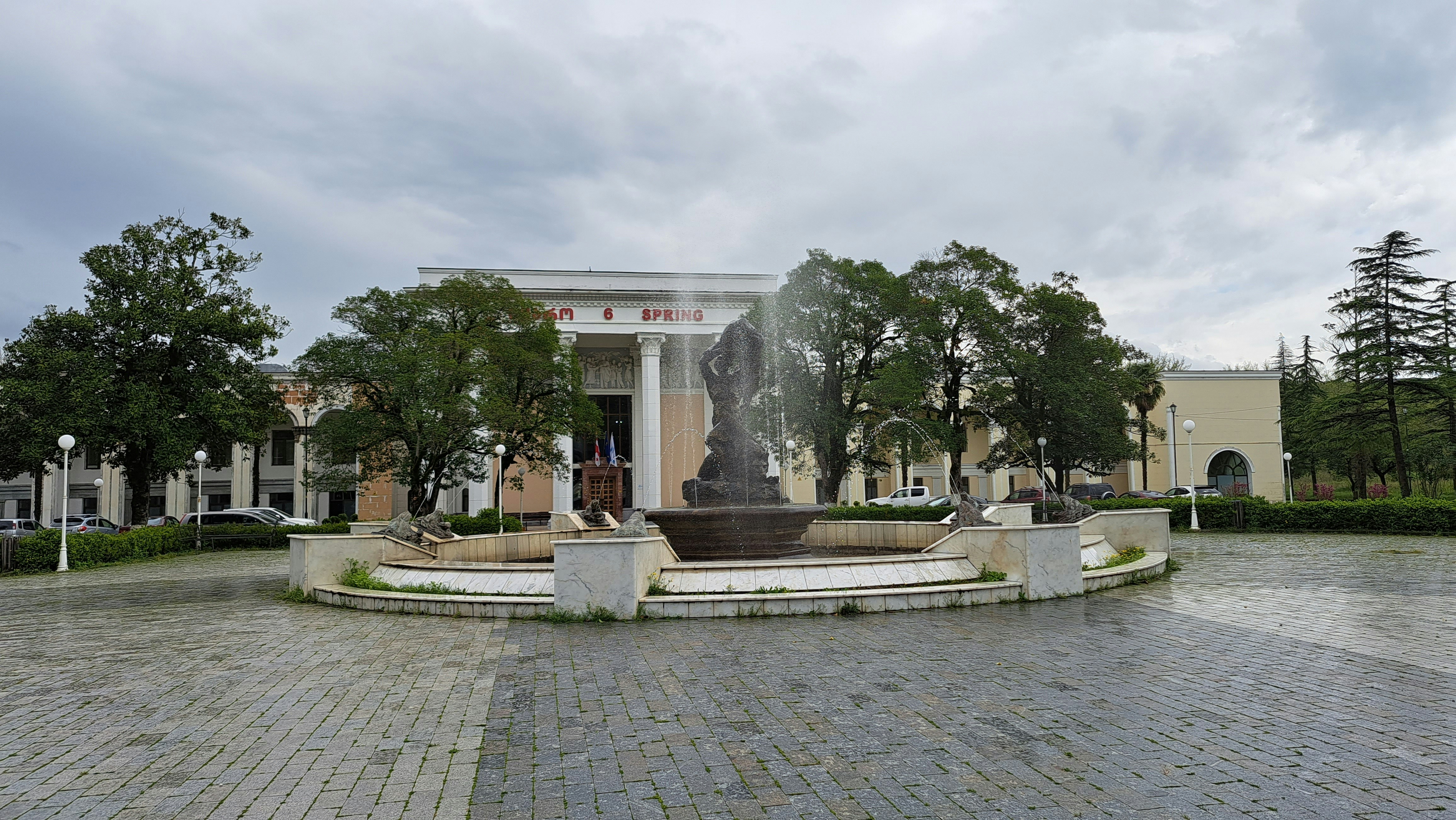 A fountain in the middle of a courtyard