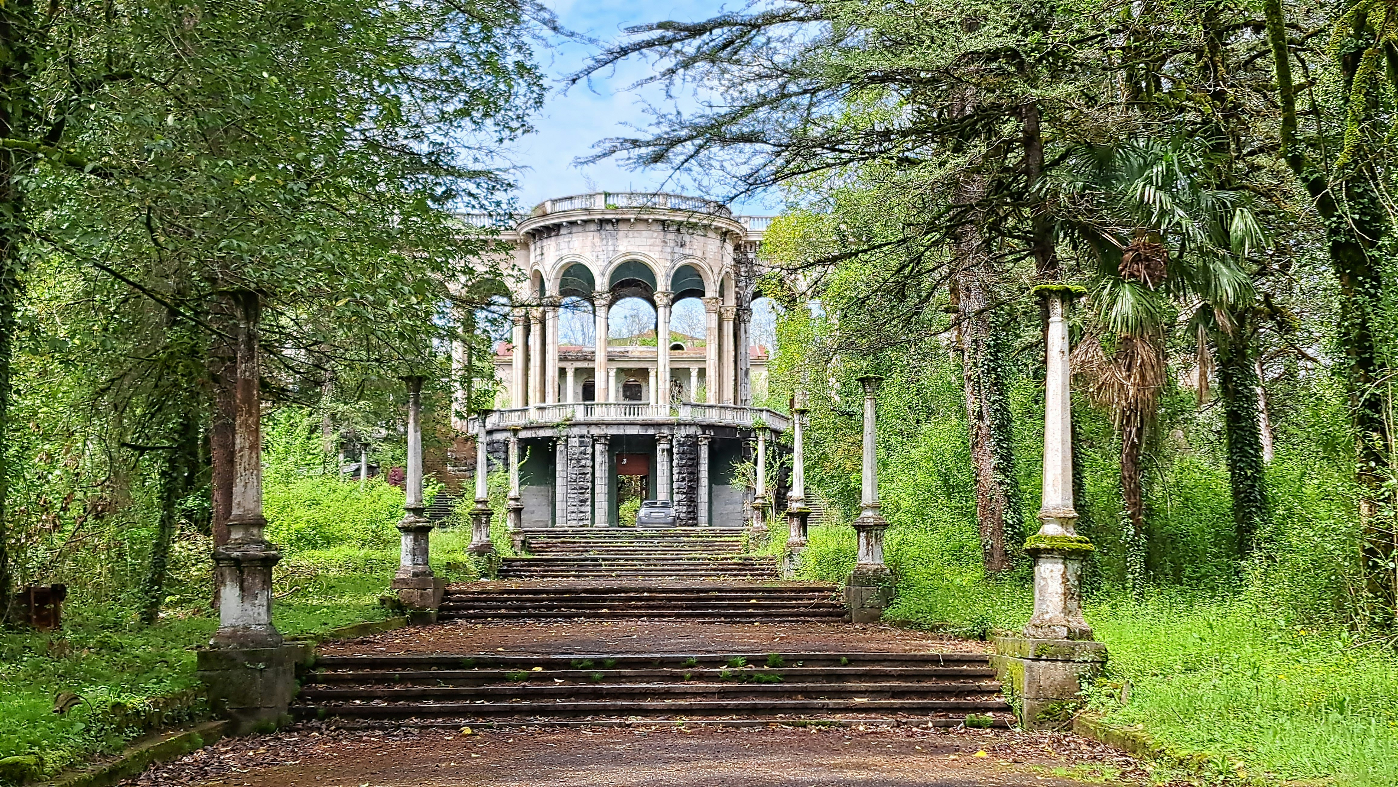 A large building sitting in the middle of a forest
