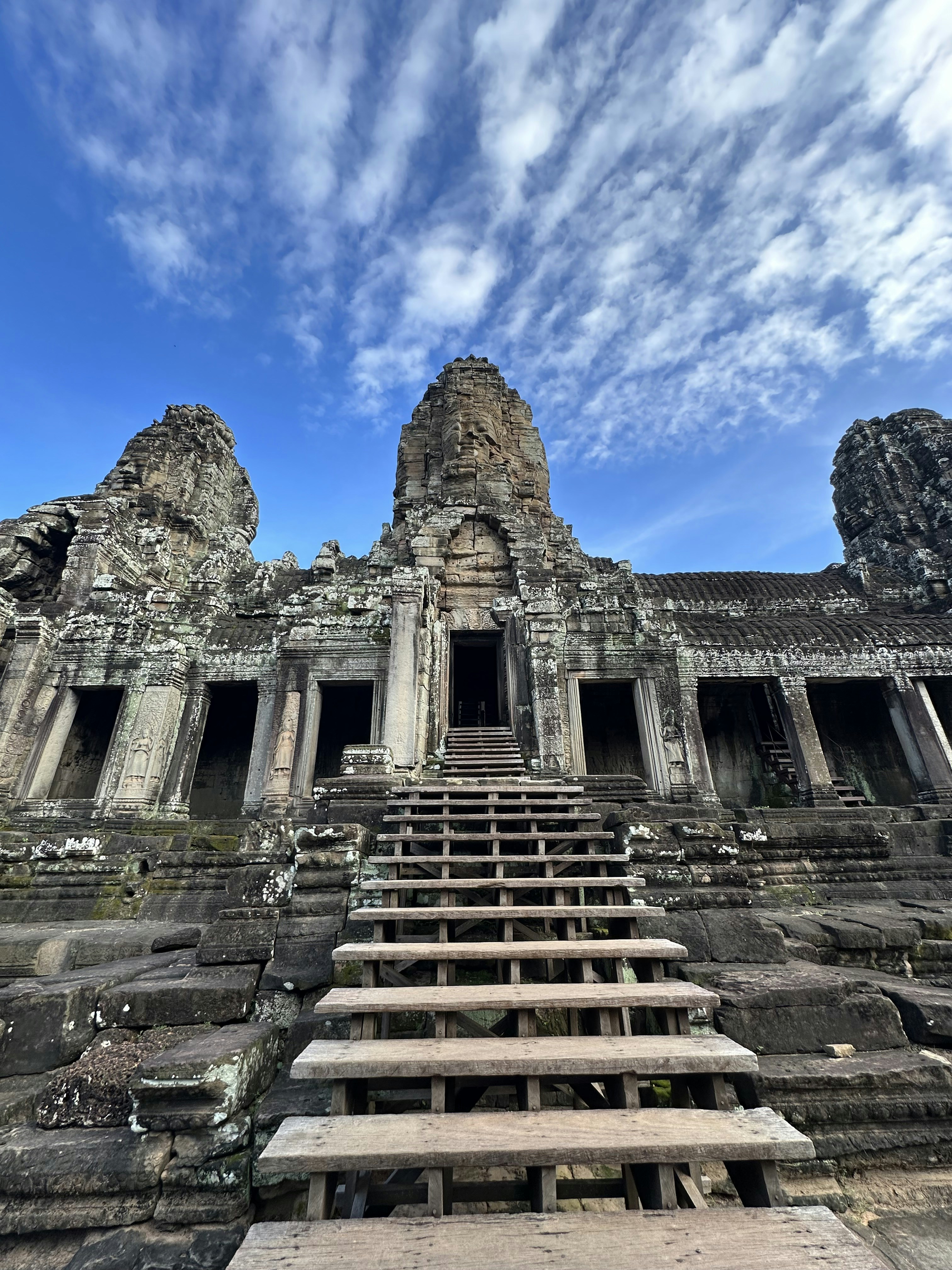 Un grande edificio con gradini che vi conducono