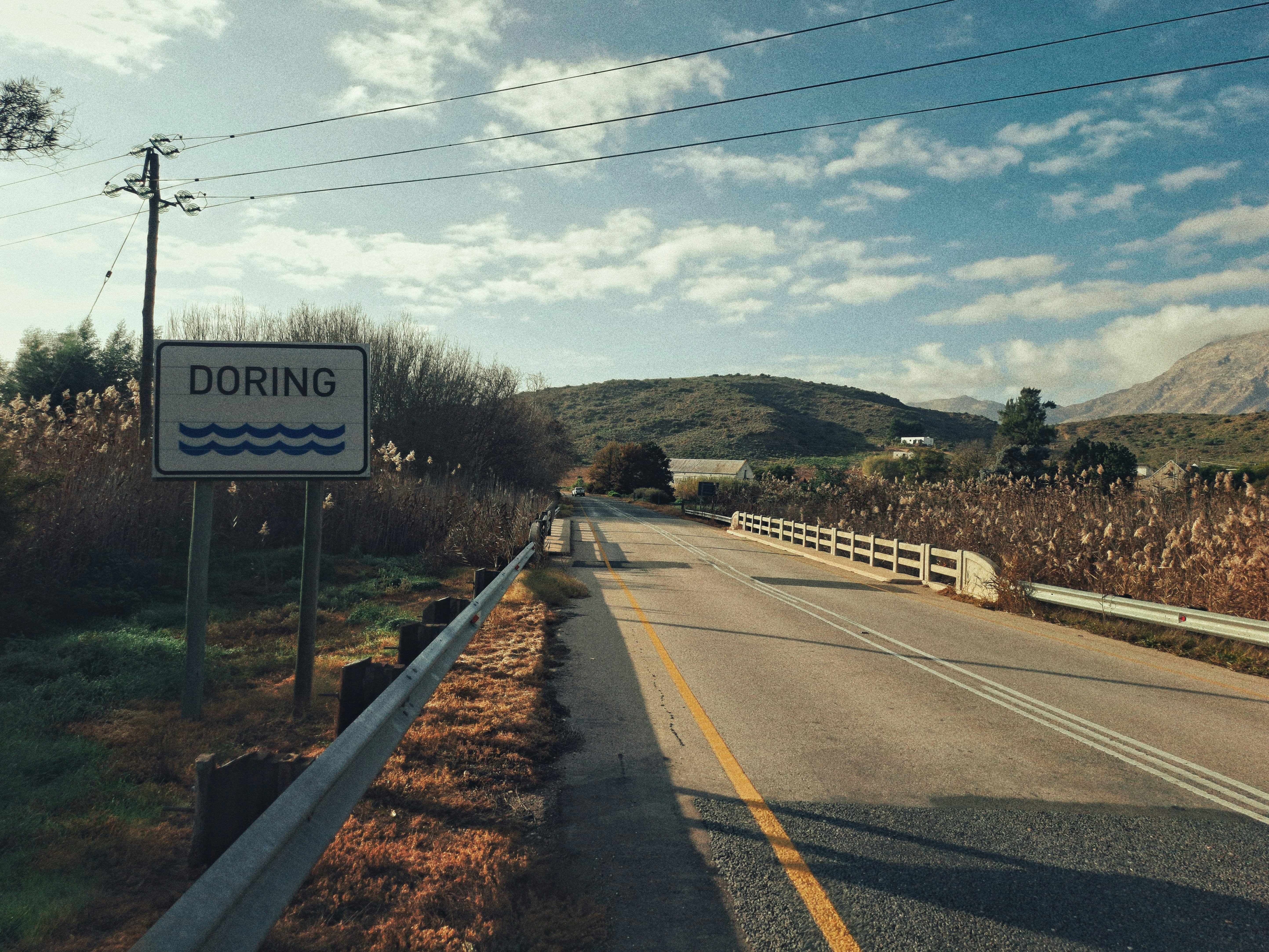 Un panneau de signalisation sur le bord d’une route