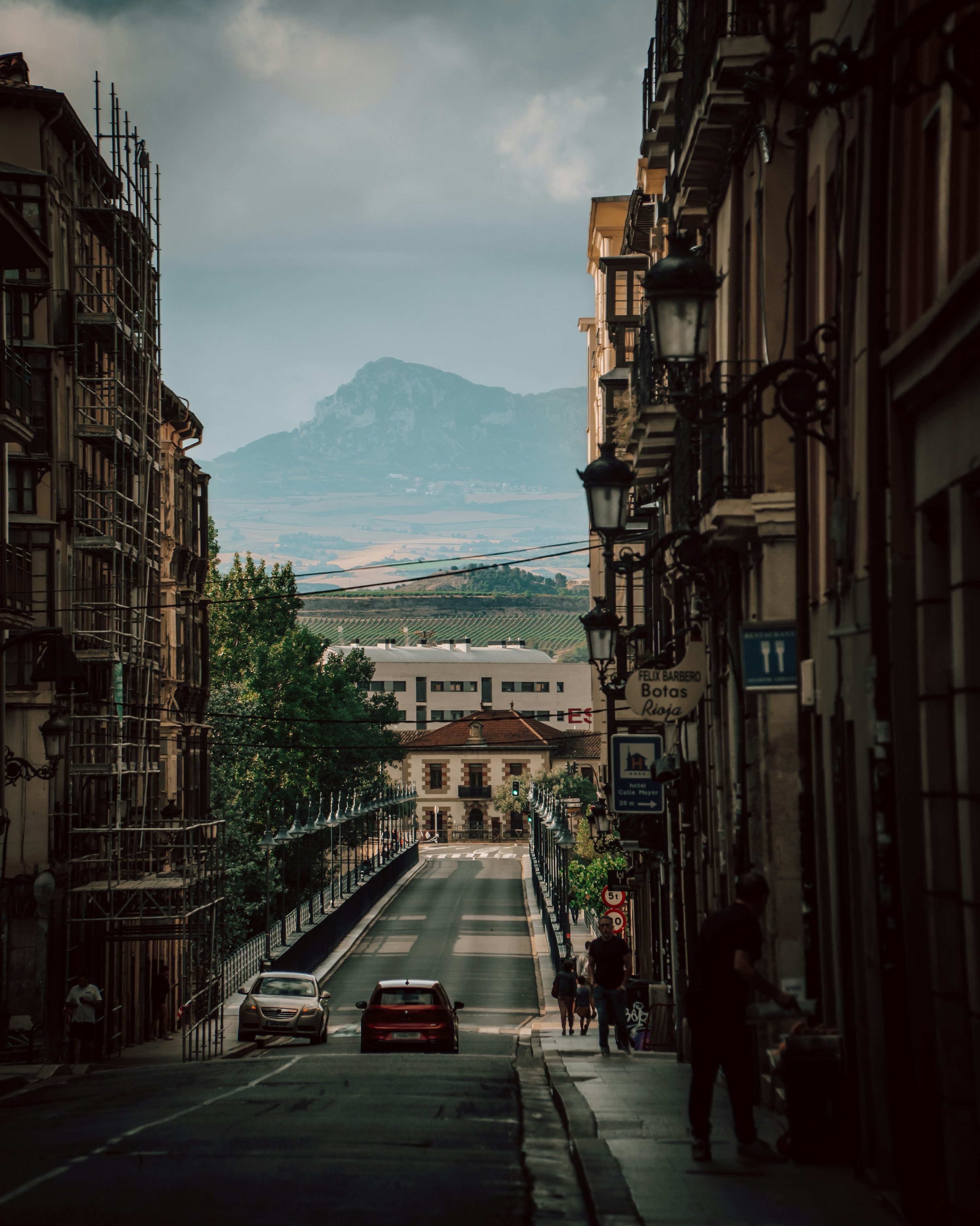Una calle de la ciudad con una montaña al fondo