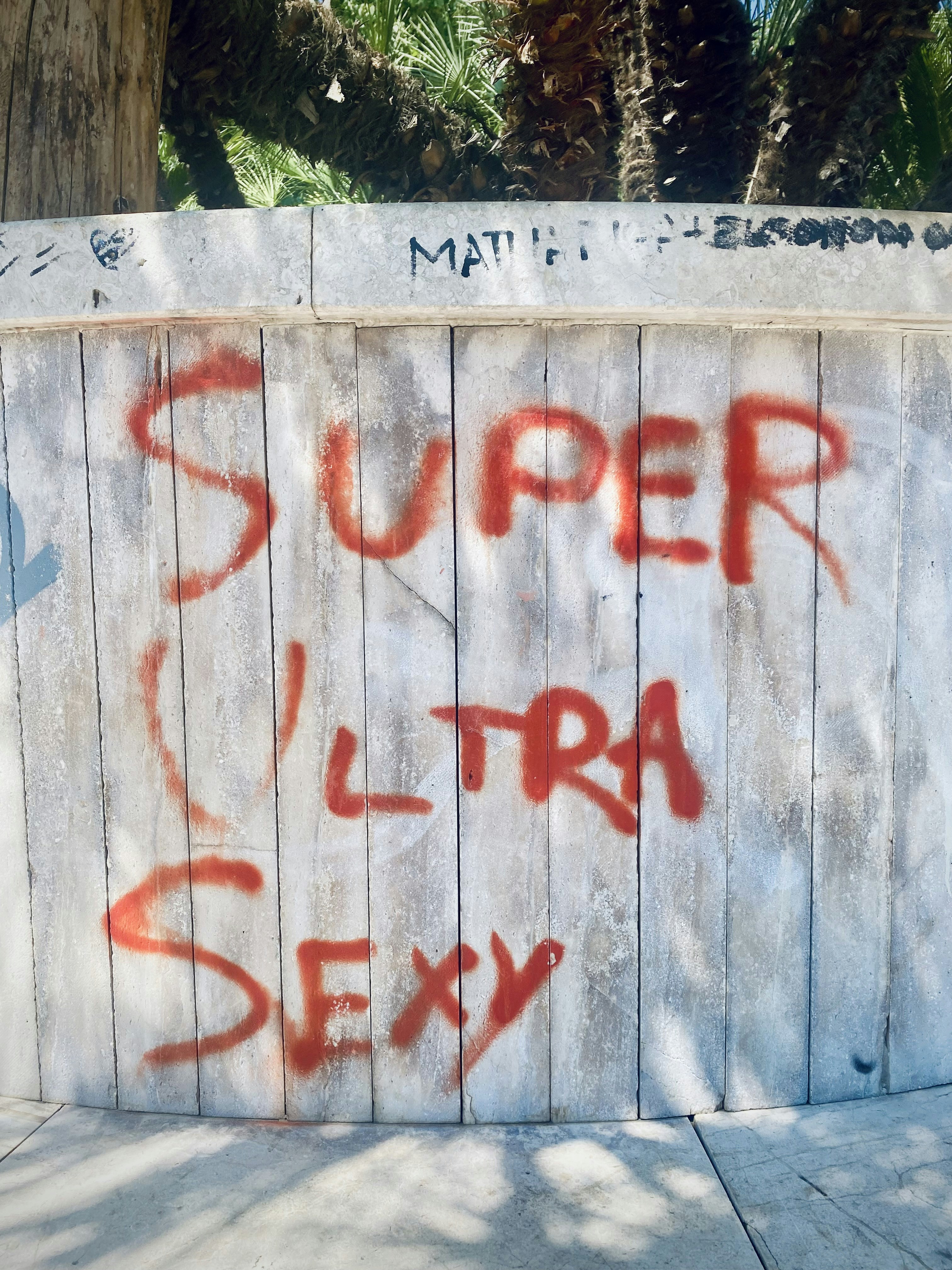 Ein Holzzaun mit Graffiti darauf