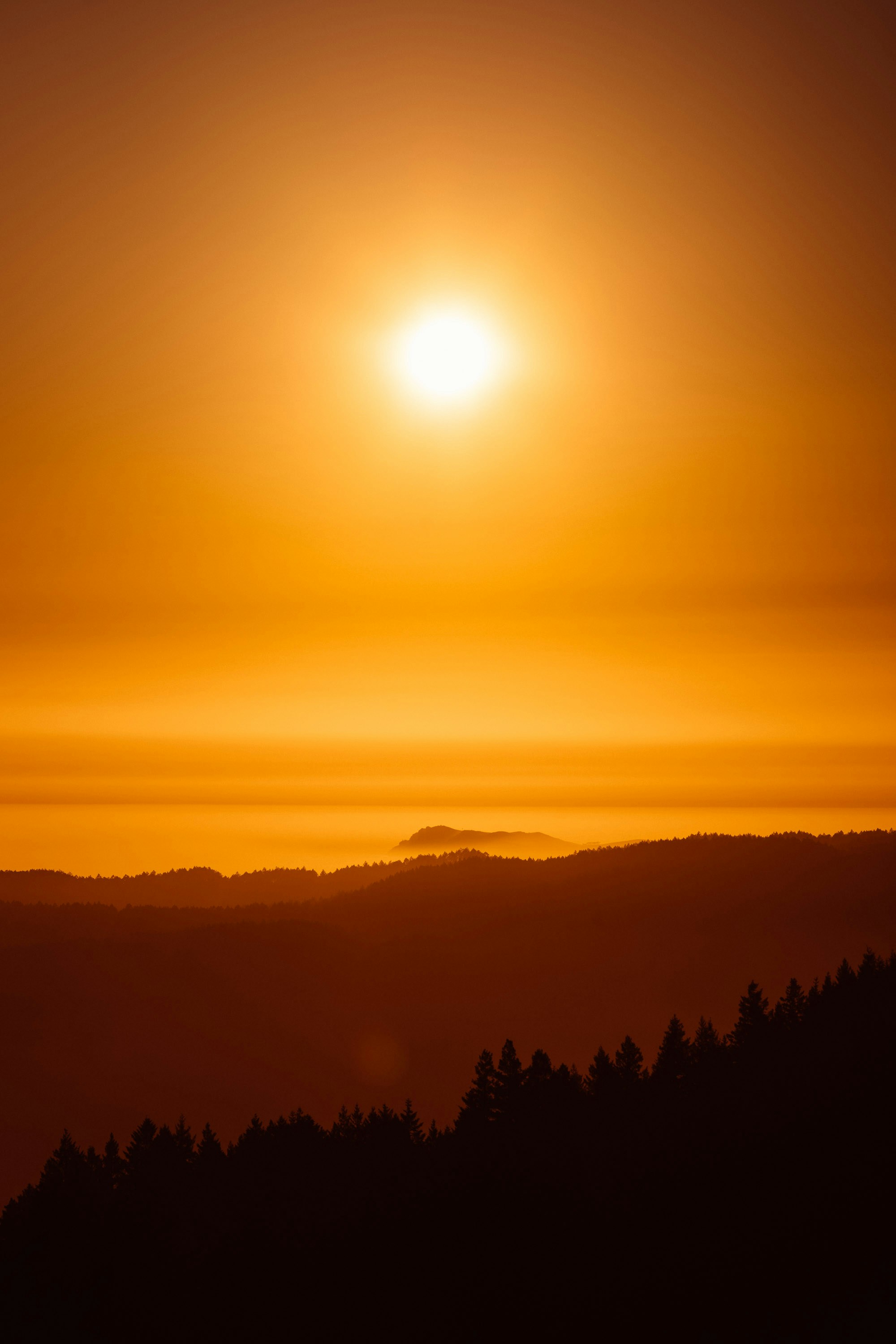 Le soleil se couche sur une chaîne de montagnes