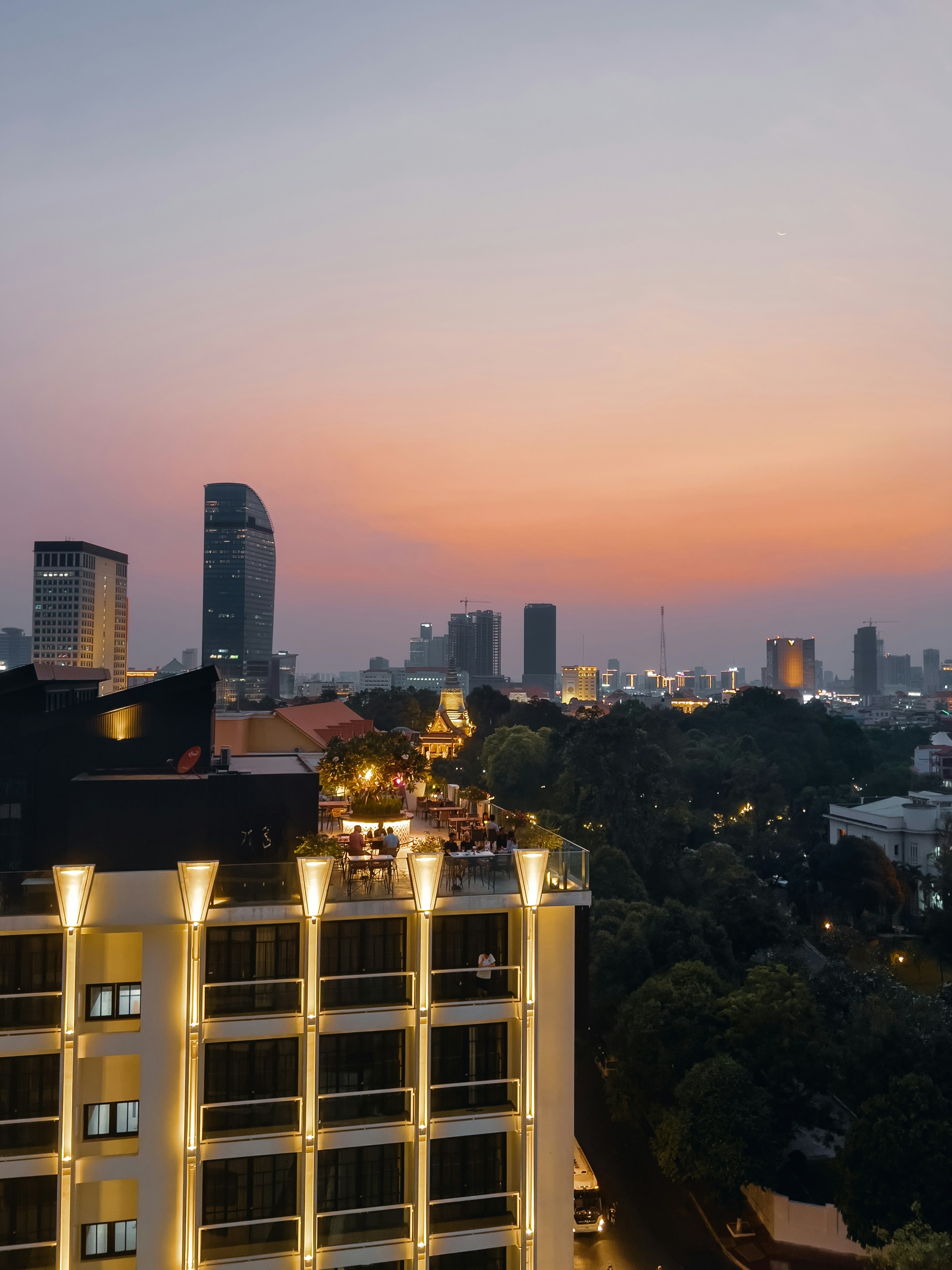 Uma vista de uma cidade a partir de um prédio alto
