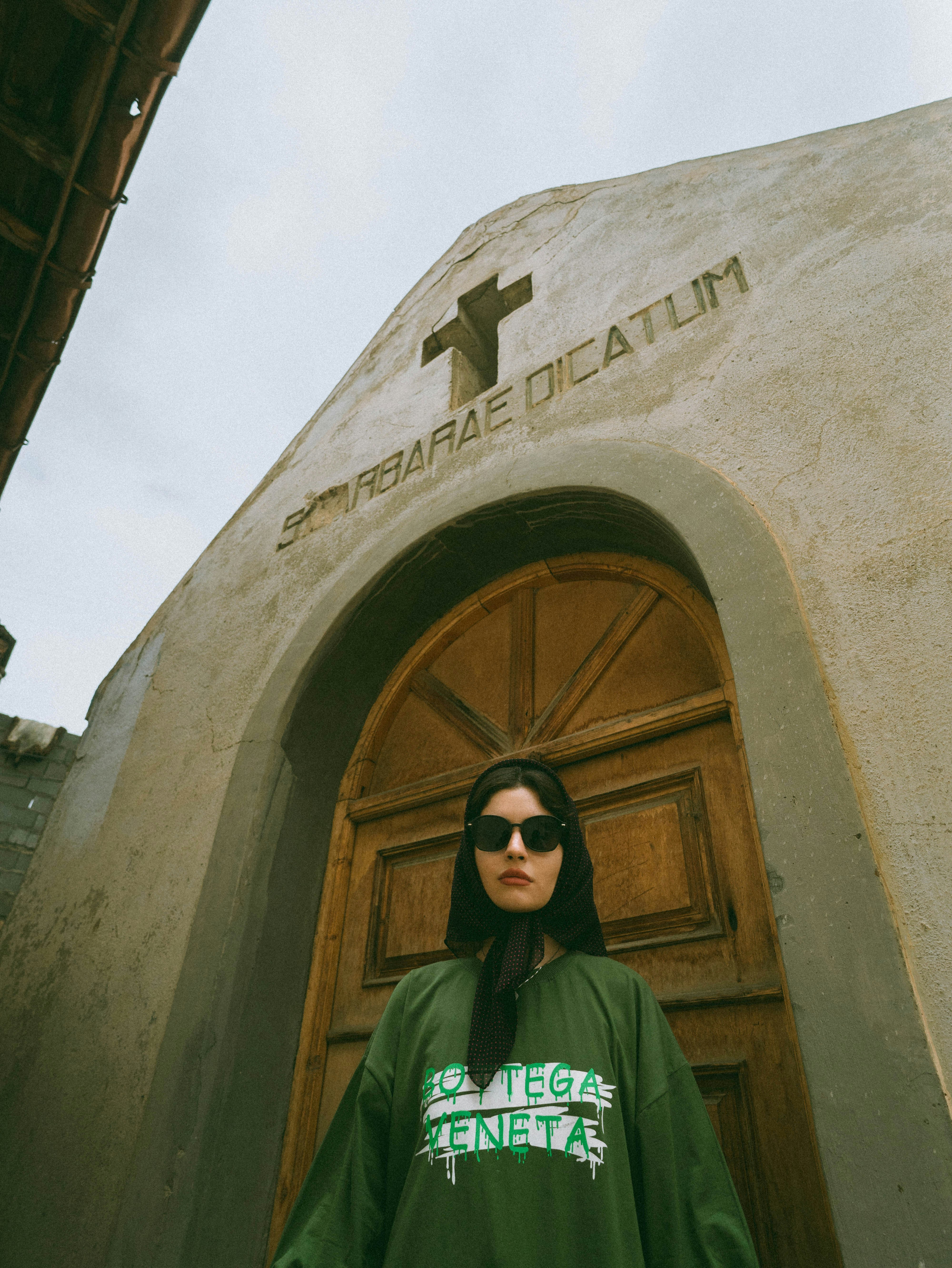 Eine Frau, die vor einem Gebäude mit einem Kreuz steht