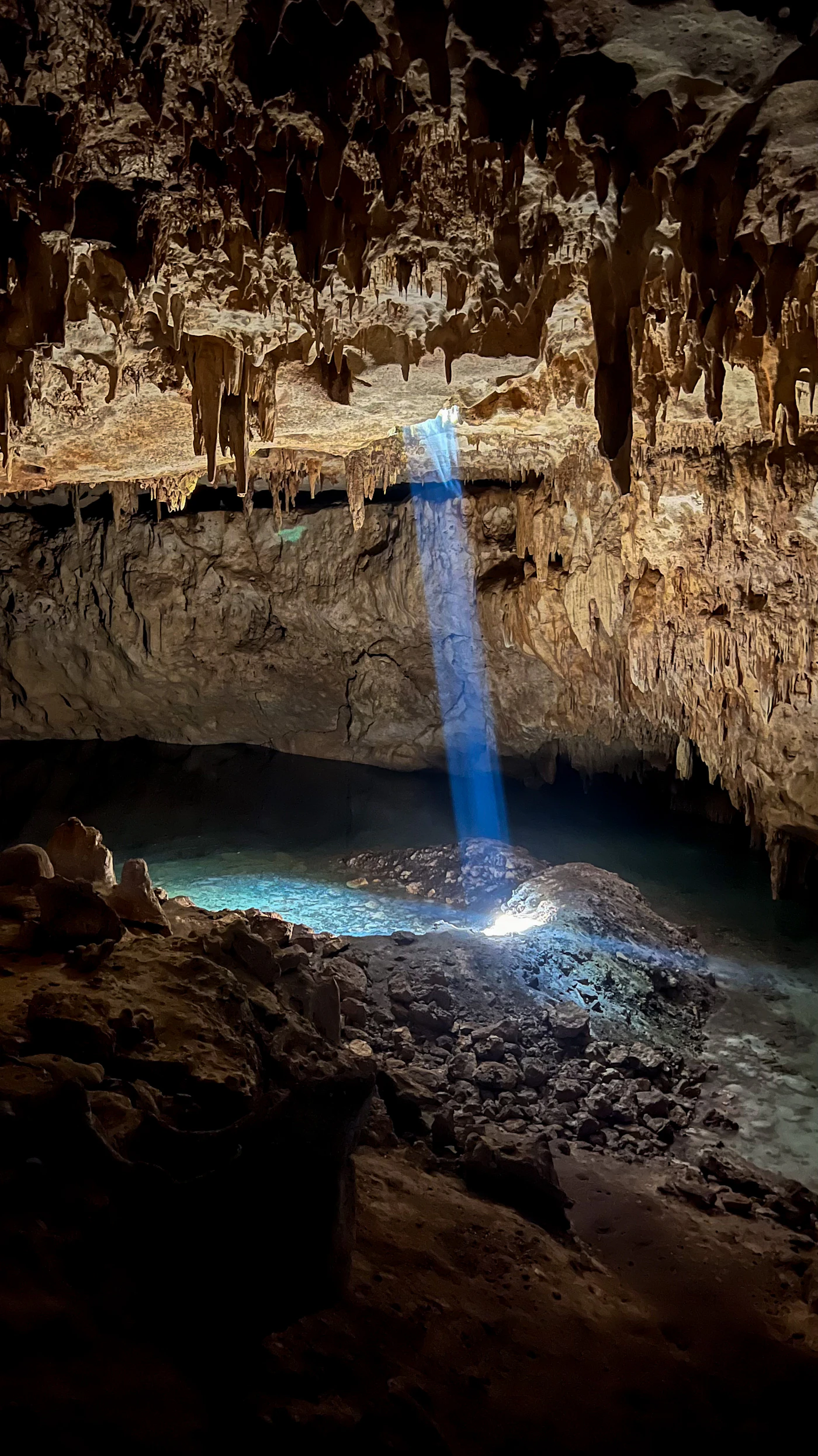 Cenote de aguas cristalinas con haz de luz natural, Riviera Maya, México