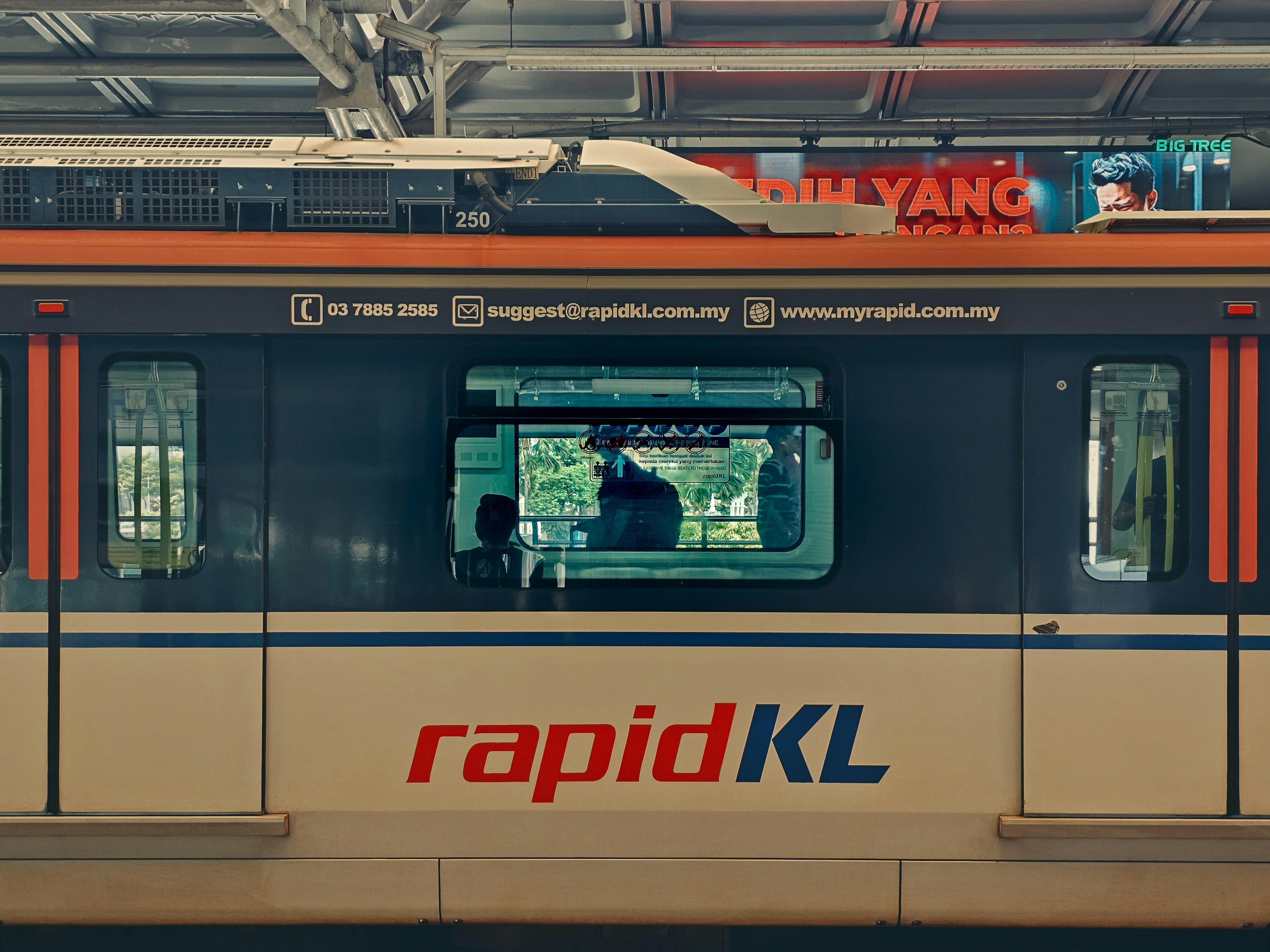 A train that is sitting in a station