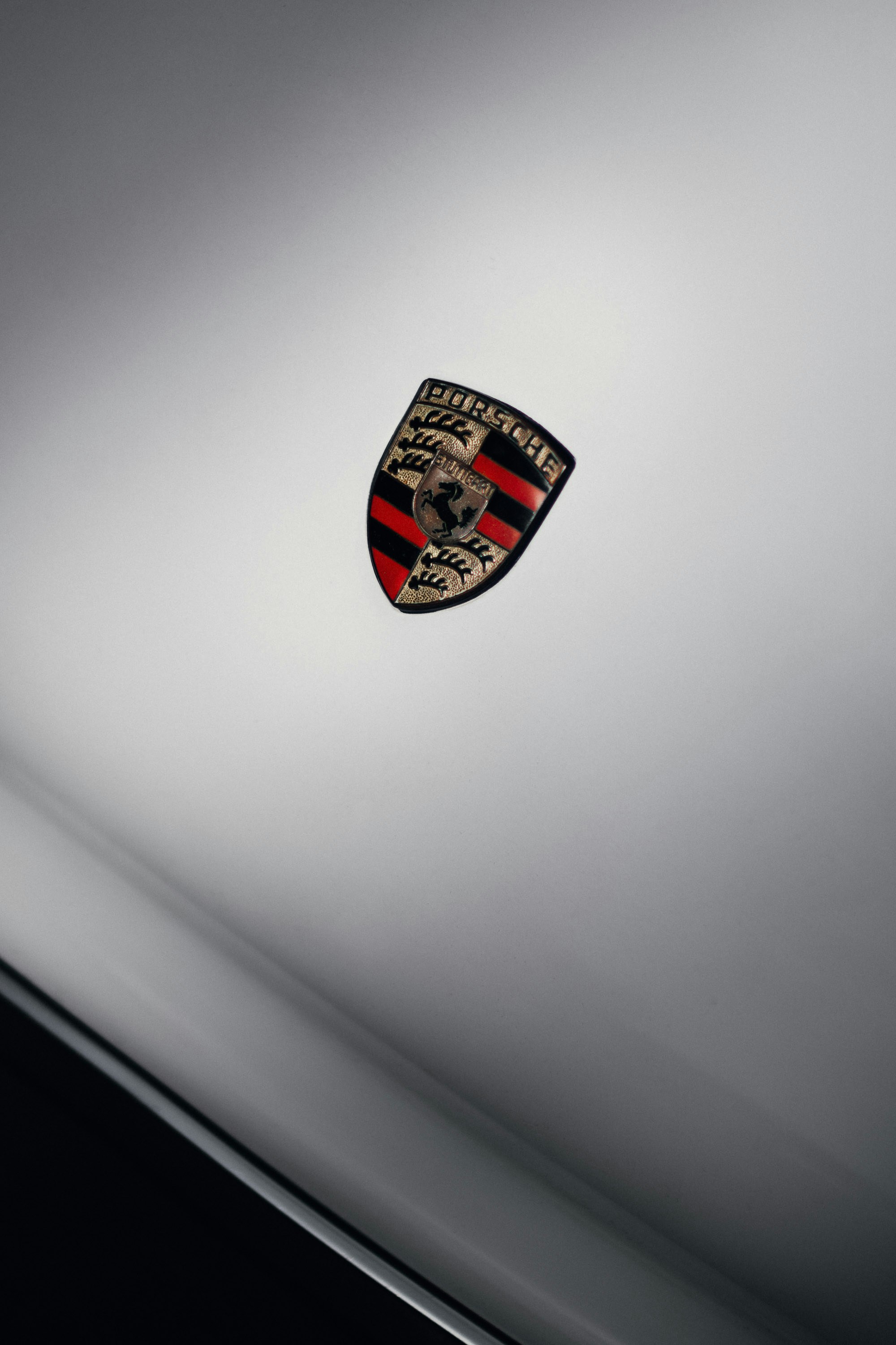 Un gros plan d’un emblème Porsche sur un ordinateur portable