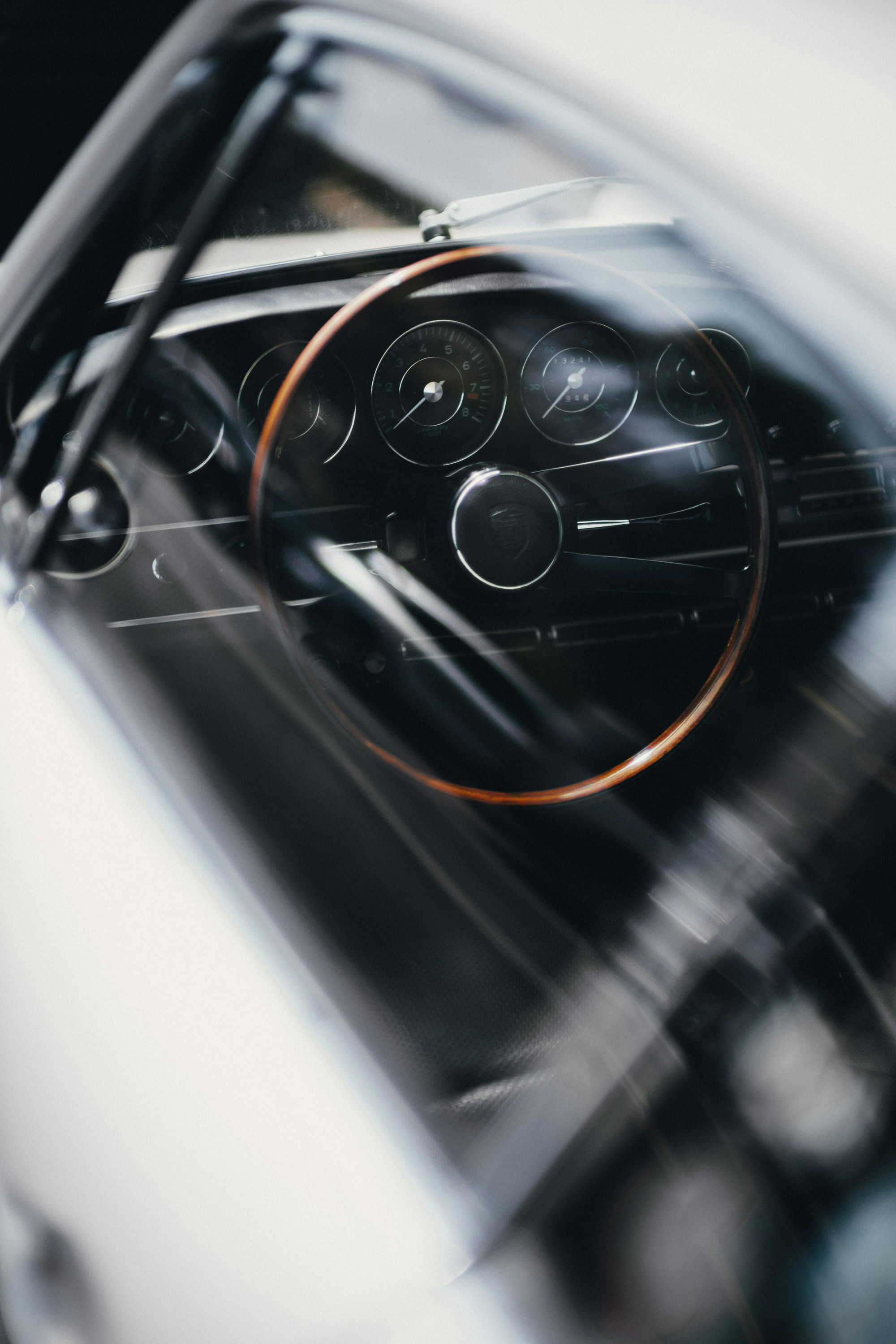 Gros plan du volant et du tableau de bord d’une voiture