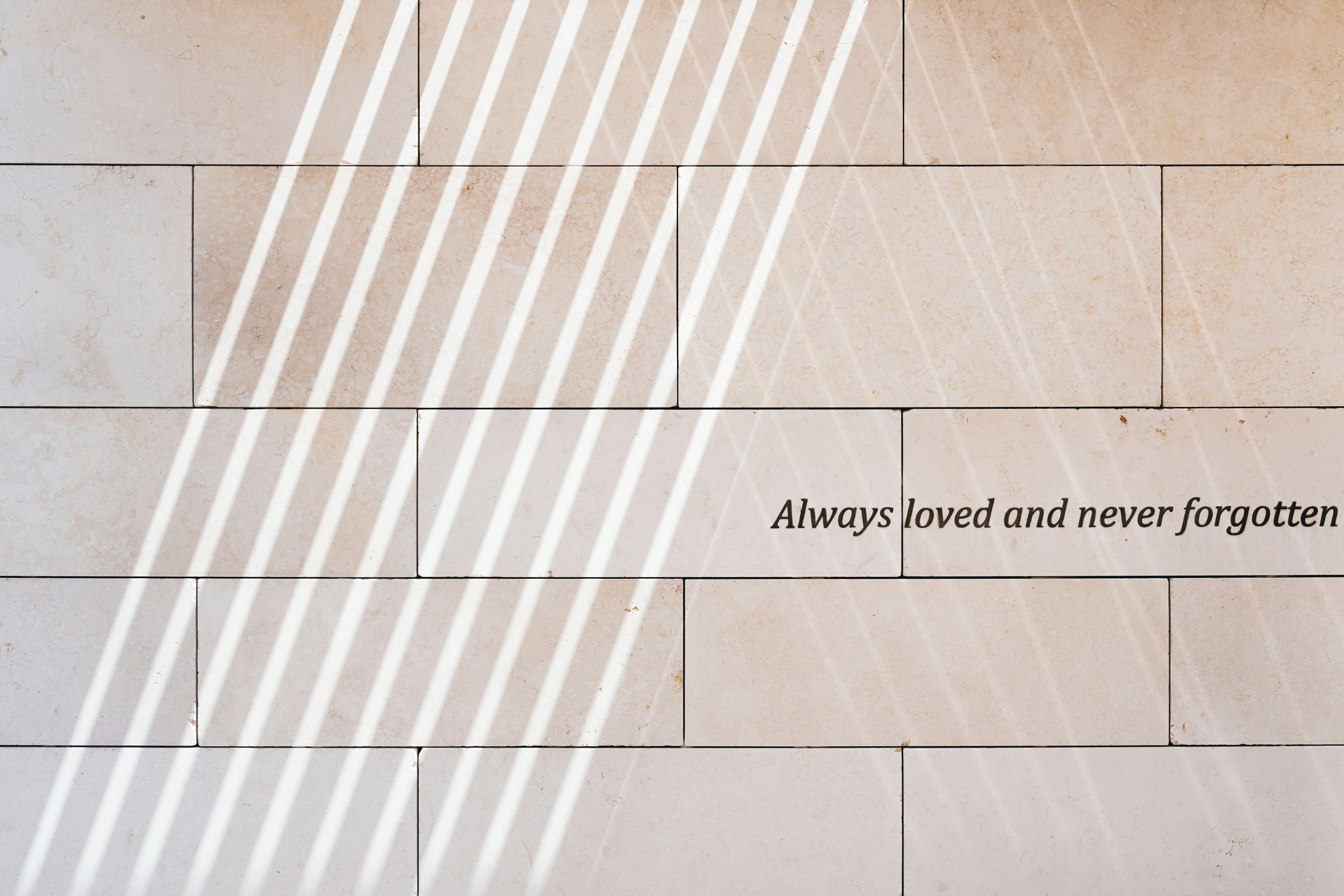Una pared con una cita que dice siempre amado y nunca olvidado foto –  Imagen de Fondo de pantalla gratuita en Unsplash, image size:3000x2000