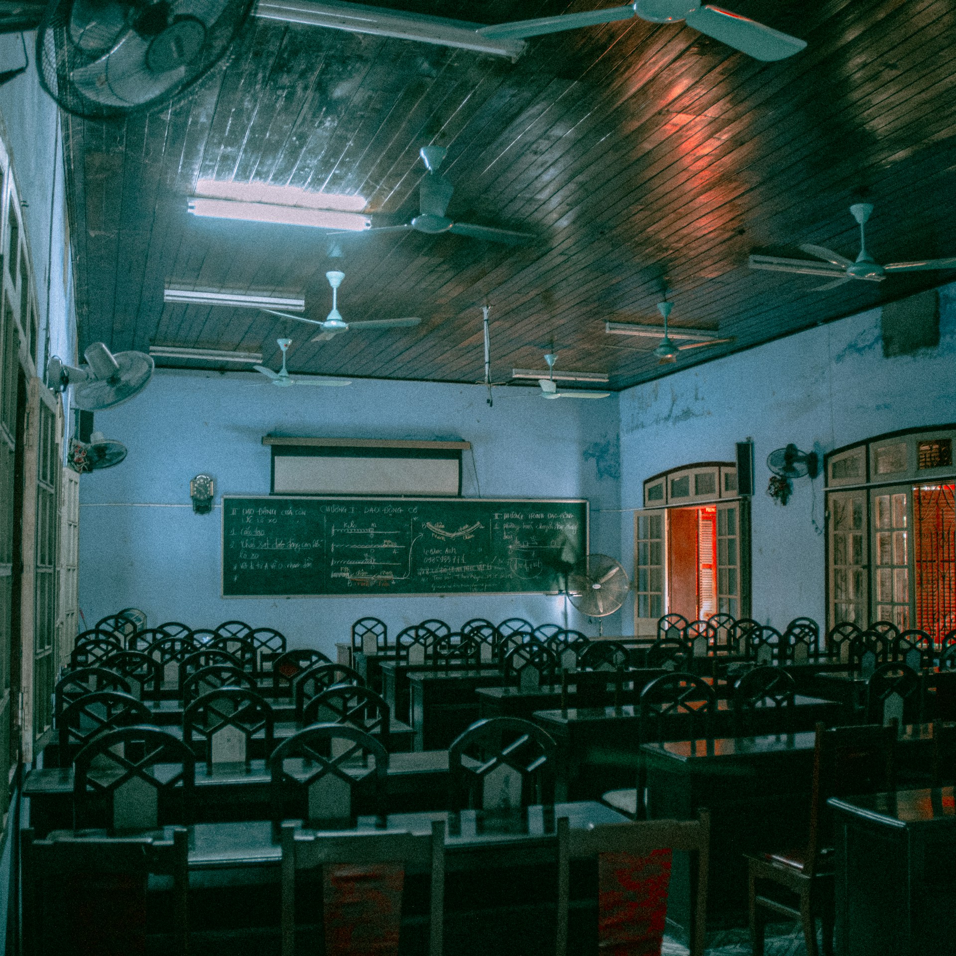 A room filled with lots of tables and chairs