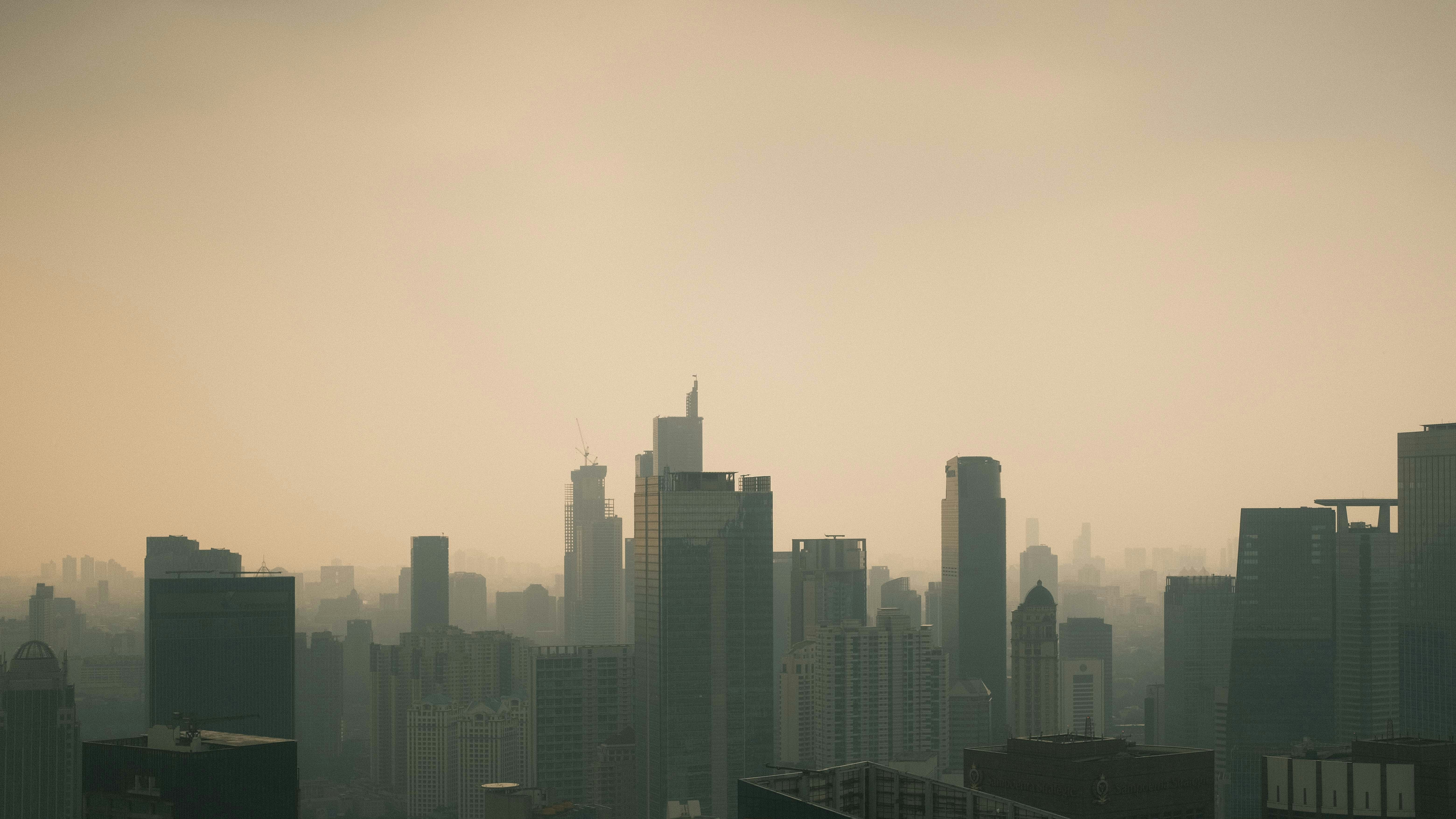 Urban smog sky wallpaper, ilustrasi artikel Smog & Skin: How Air Pollution Triggers Breakouts 9