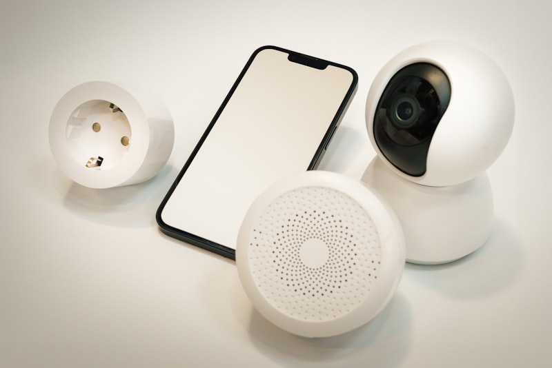 Smartphone en beveiligingscamera op een tafel
