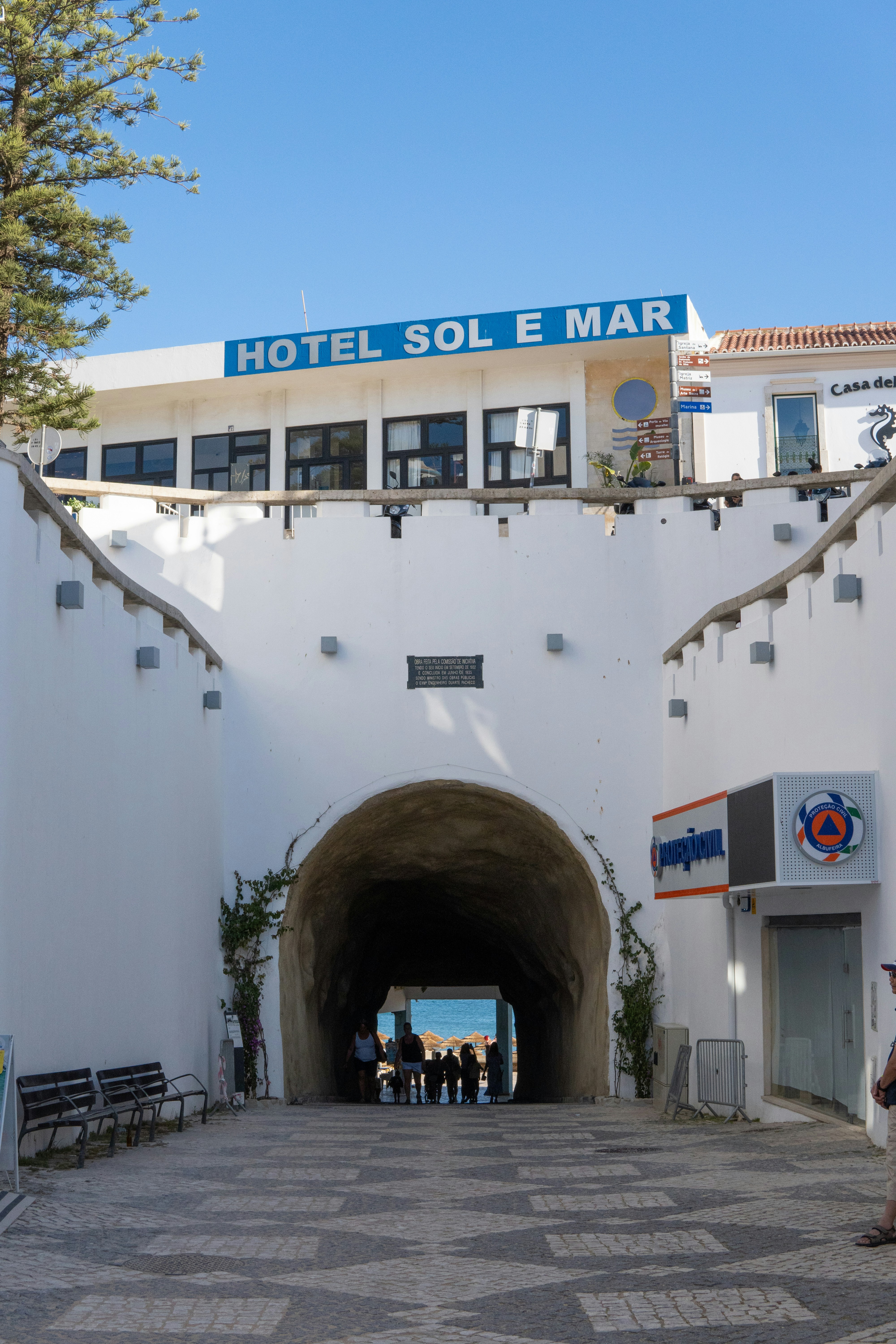 María González, gerente de hotel con sistema solar comercial