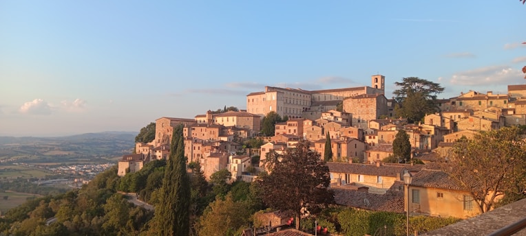 Vista panoramica raffigurante la cittadina di Todi