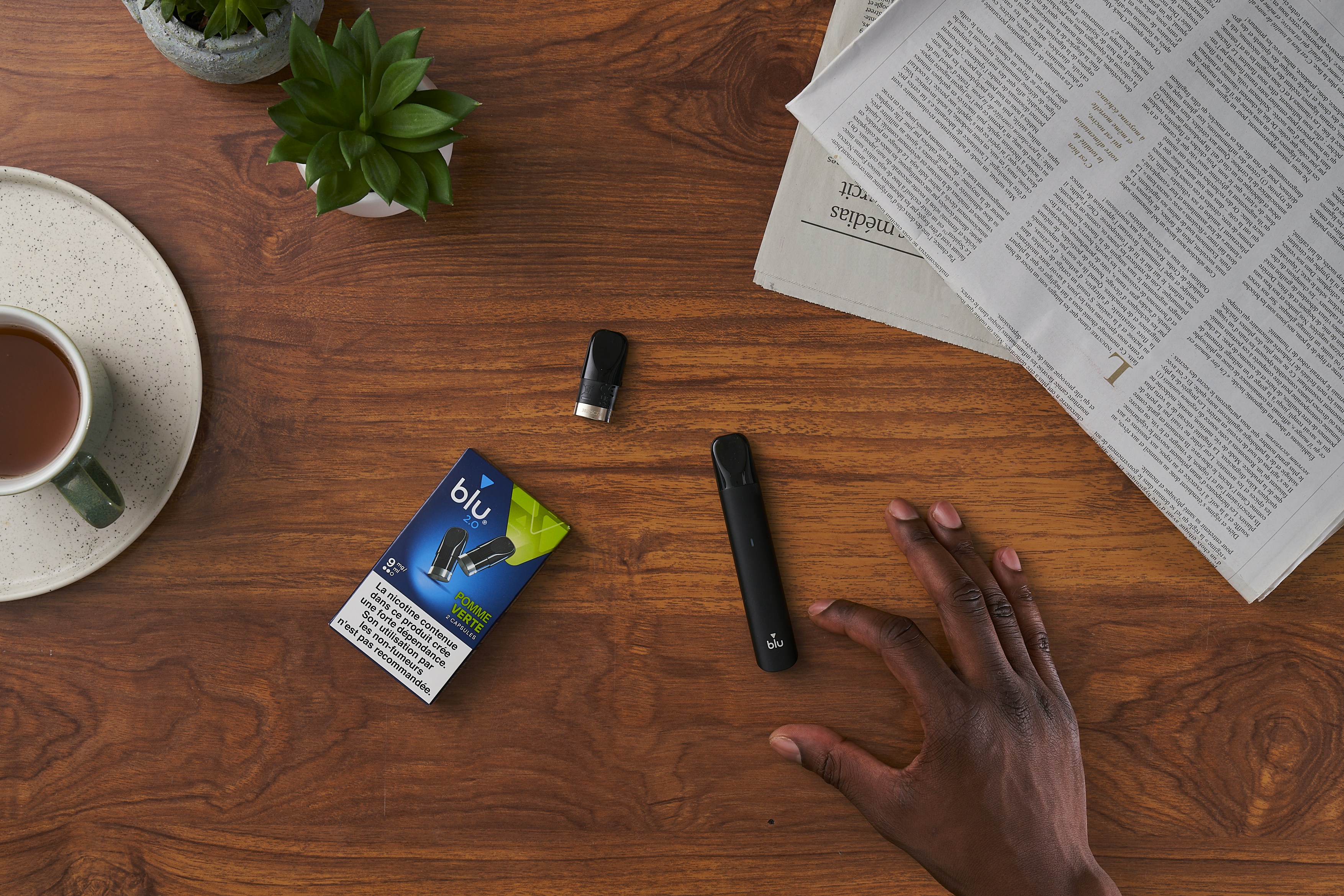 Una mesa de madera cubierta con una taza de café