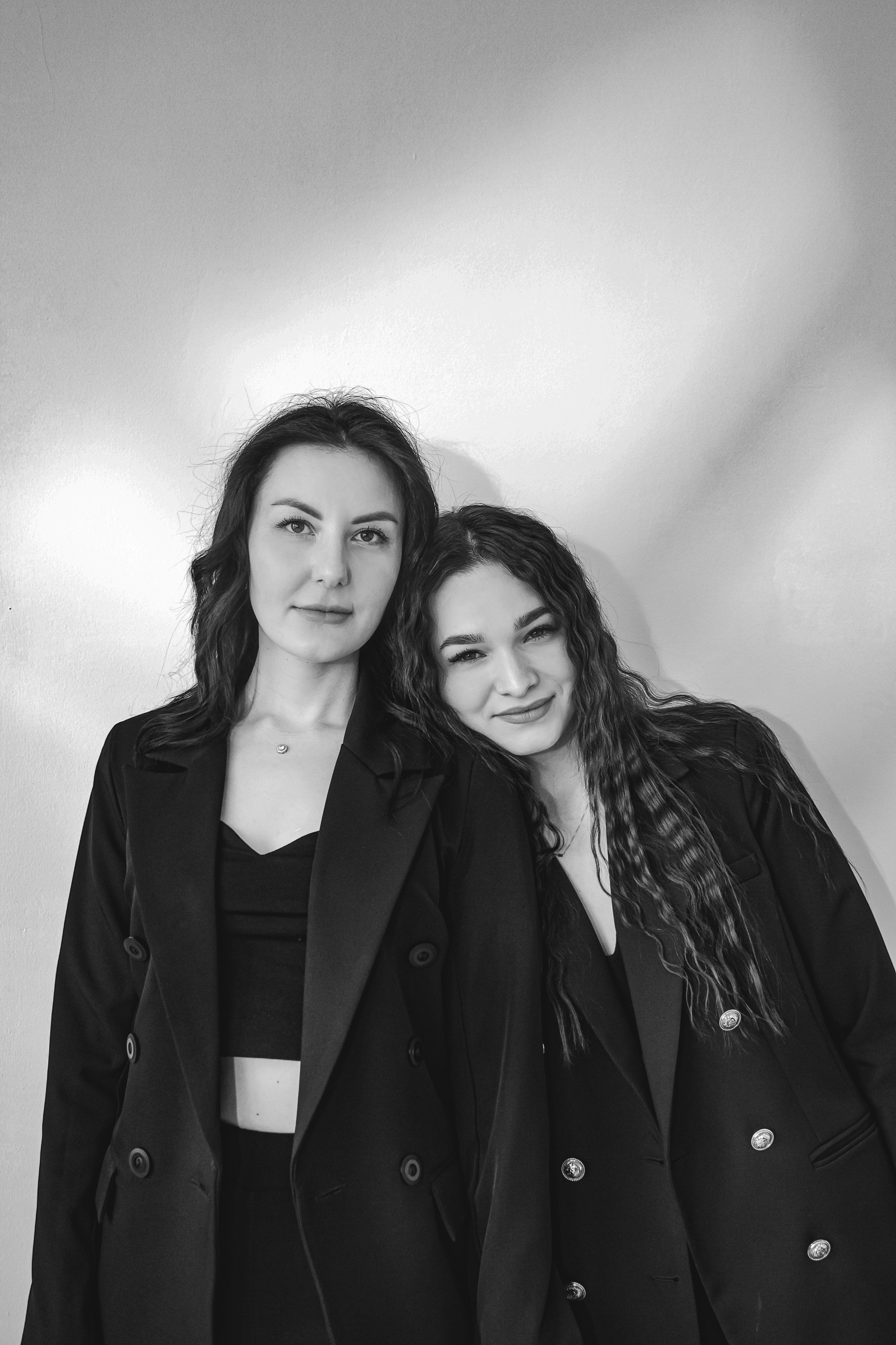 Um casal de mulheres em pé um ao lado do outro