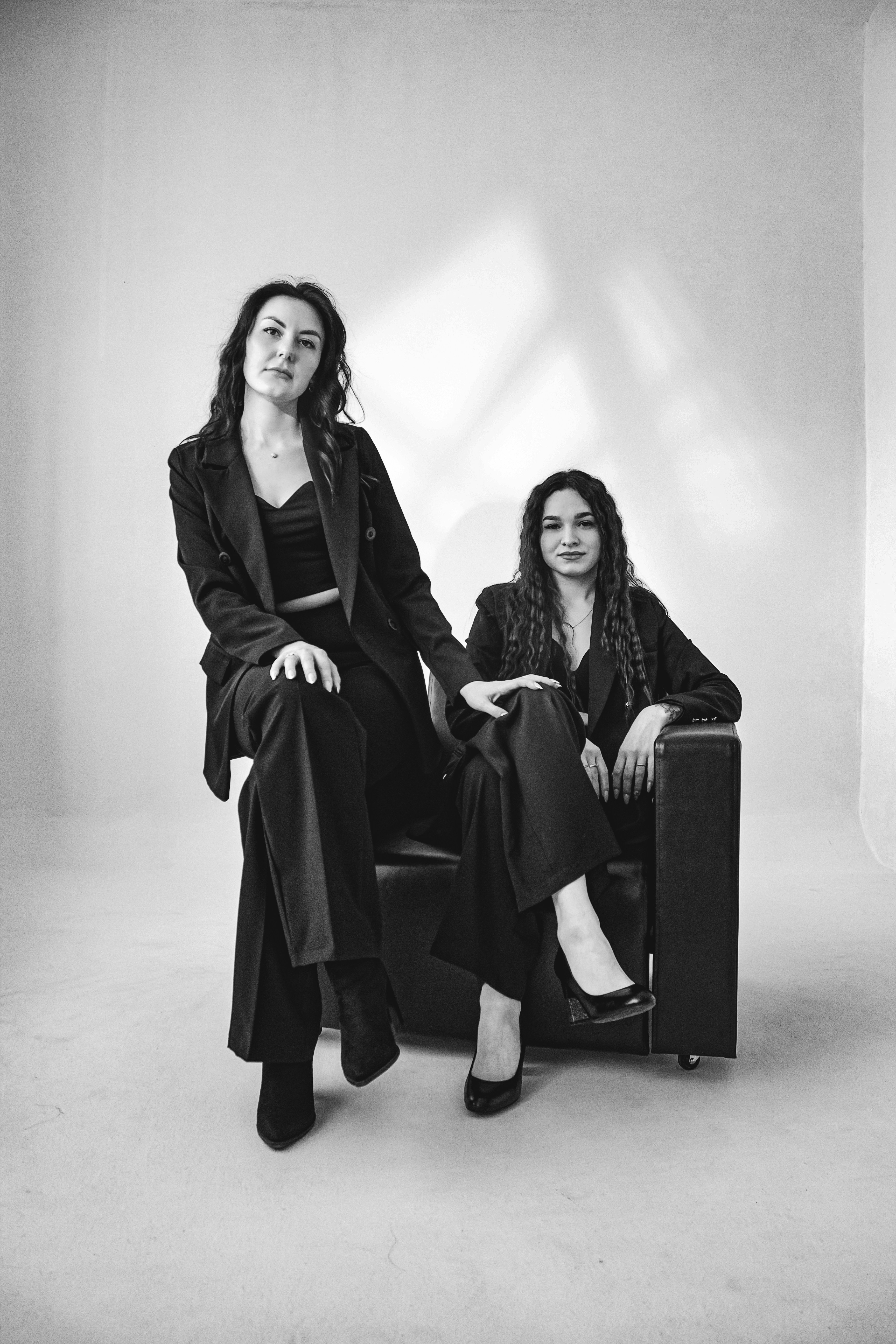 Um par de mulheres sentadas uma ao lado da outra